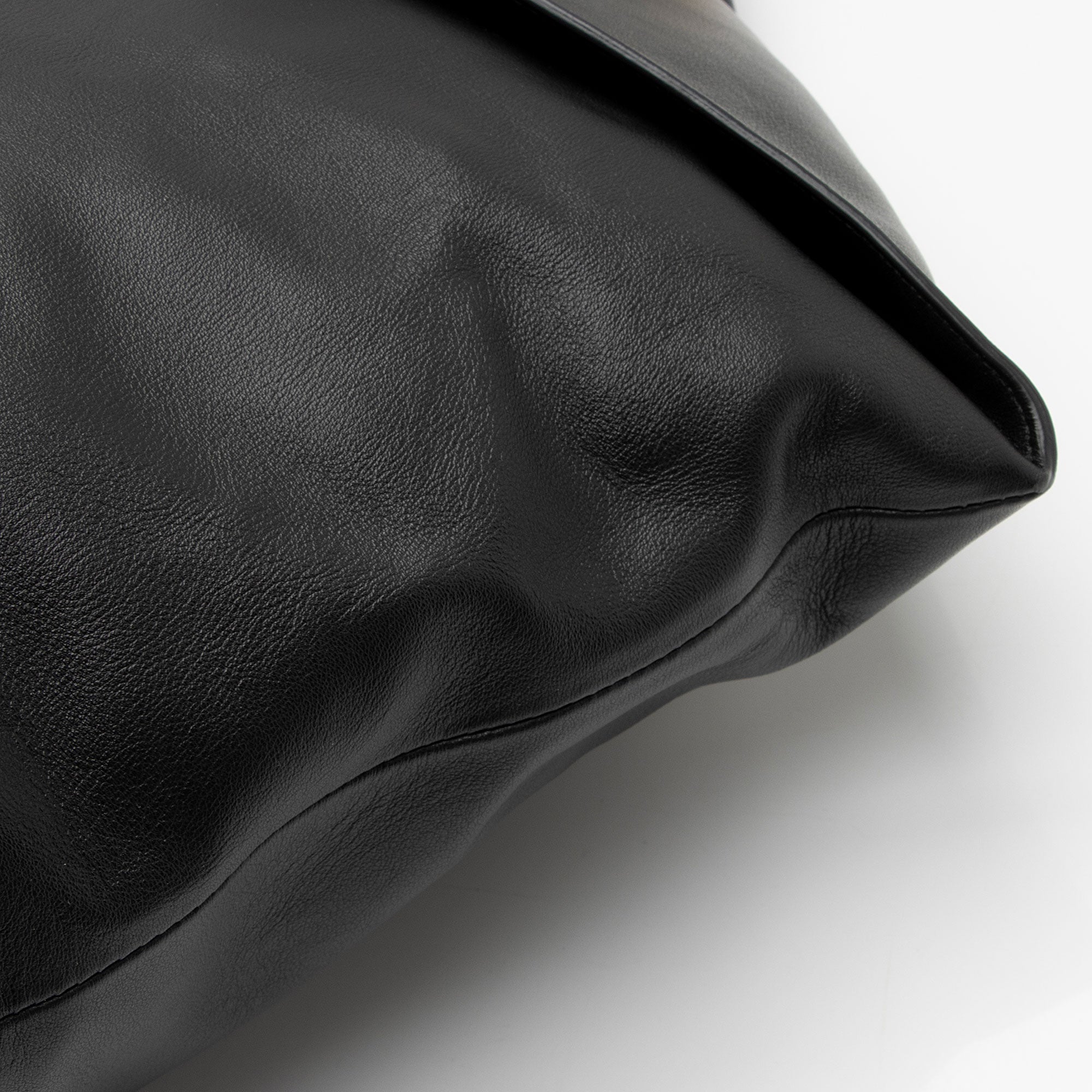 Alexander McQueen Leather Butterfly Shoulder Bag (SHF-sGBvnd)