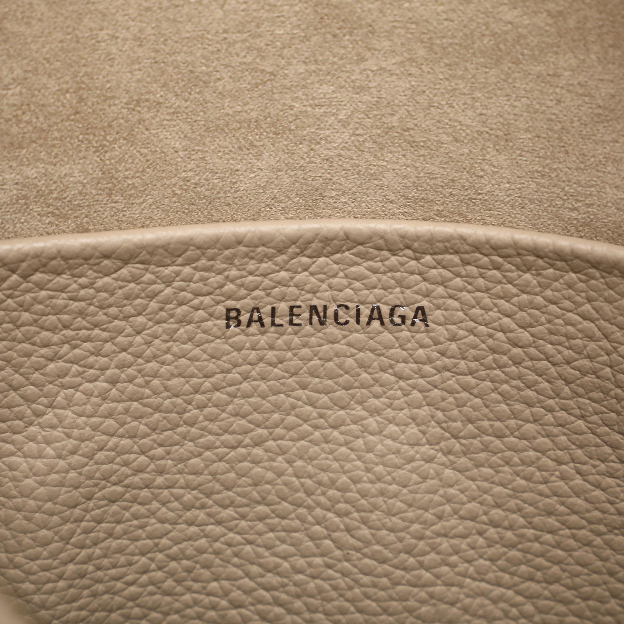 Balenciaga Medium Everyday Camera Bag (SHG-JDZMjW)