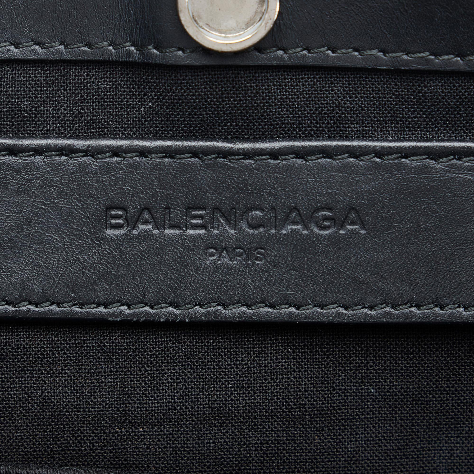 Balenciaga Navy Pochette M Crossbody (SHG-xmmUMh)