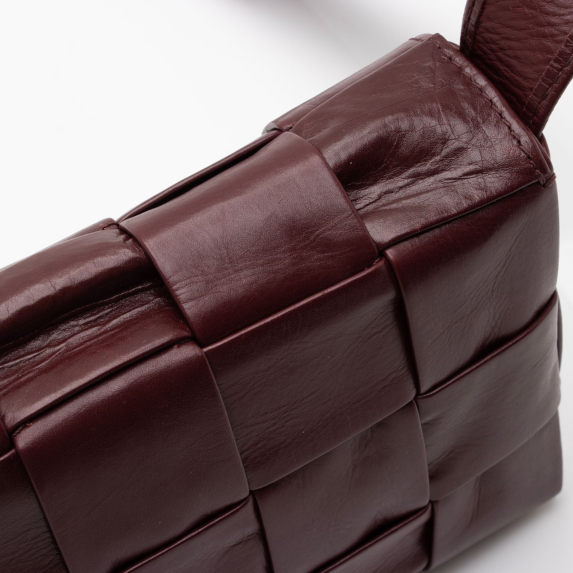 Bottega Veneta Distressed Calfskin Cassette Small Crossbody Bag (SHF-K6GzFo)