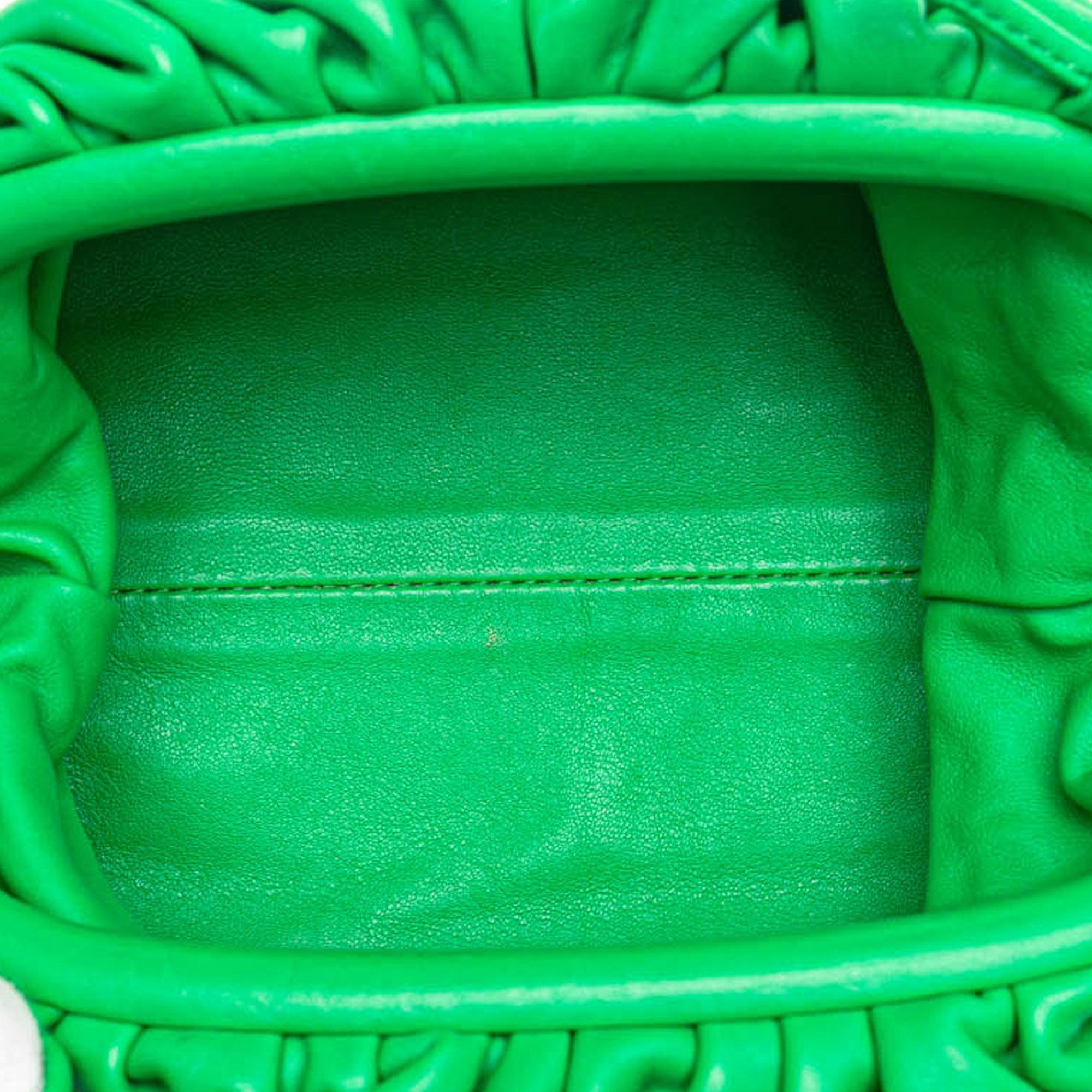Bottega Veneta Lambskin The Mini Pouch (SHG-QJXfuU)