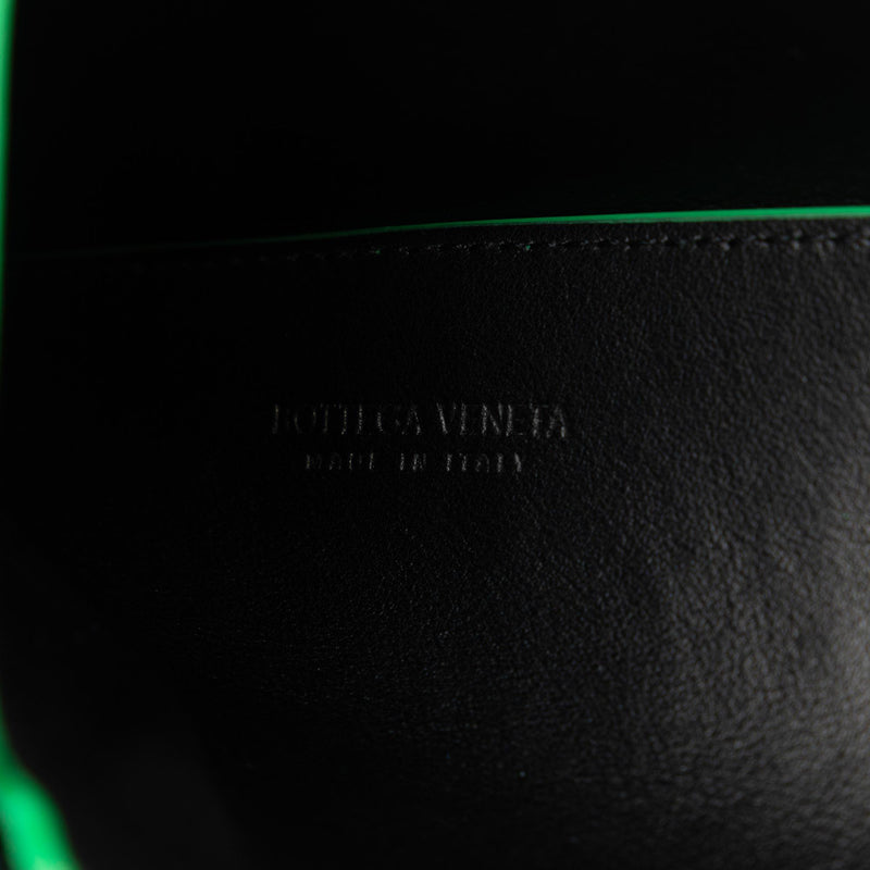 Bottega Veneta Leather Triangle Pouch with Strap (SHG-gvvtKY)