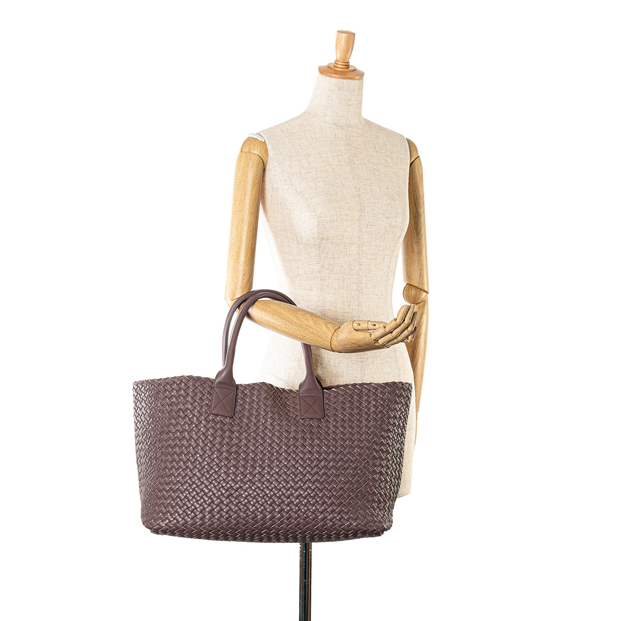Bottega Veneta Medium Intrecciato Cabat Tote (SHG-p5pUAp)