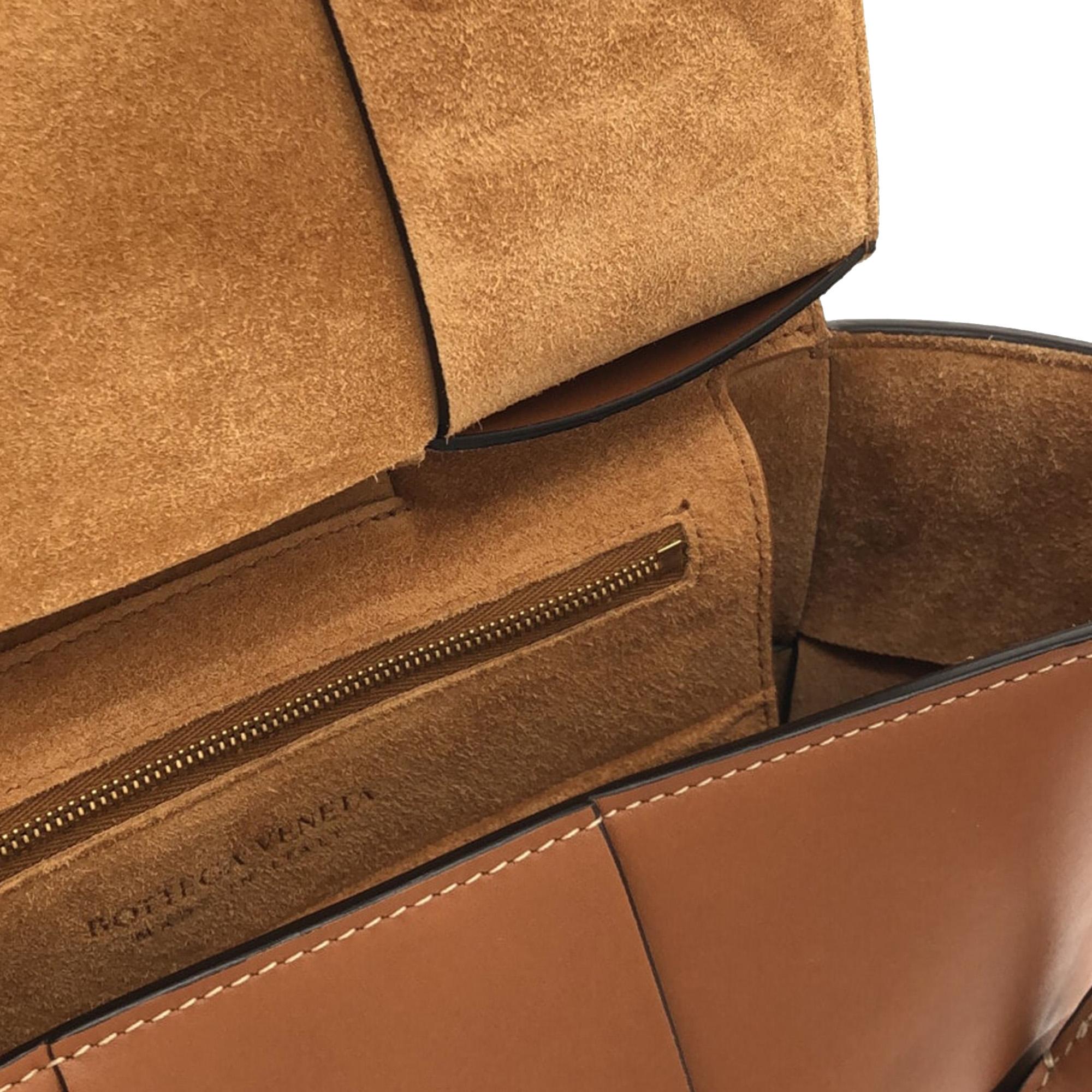 Bottega Veneta Medium Maxi Intrecciato Arco Bag (SHG-6R9Y5V)