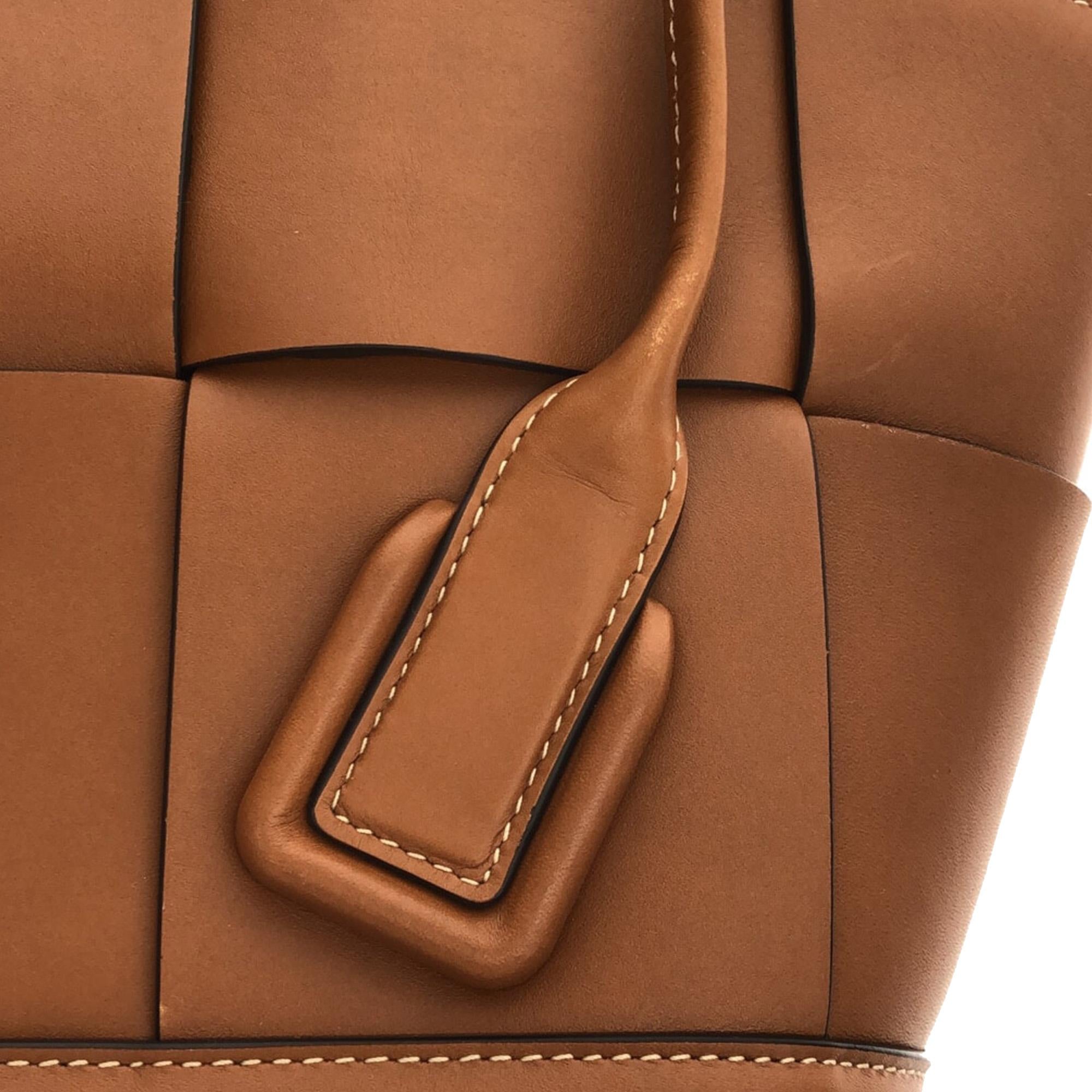 Bottega Veneta Medium Maxi Intrecciato Arco Bag (SHG-6R9Y5V)