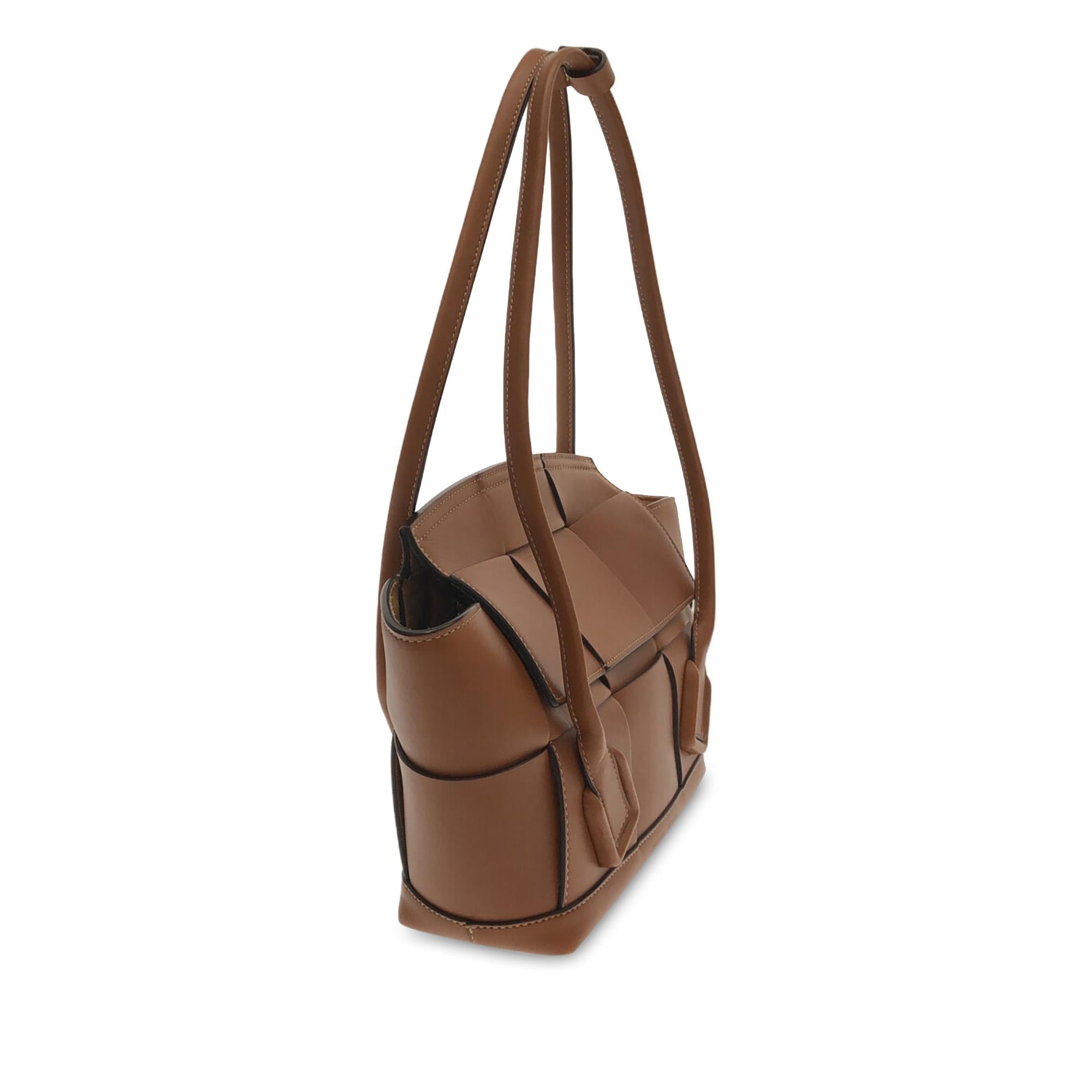 Bottega Veneta Medium Maxi Intrecciato Arco Bag (SHG-6R9Y5V)