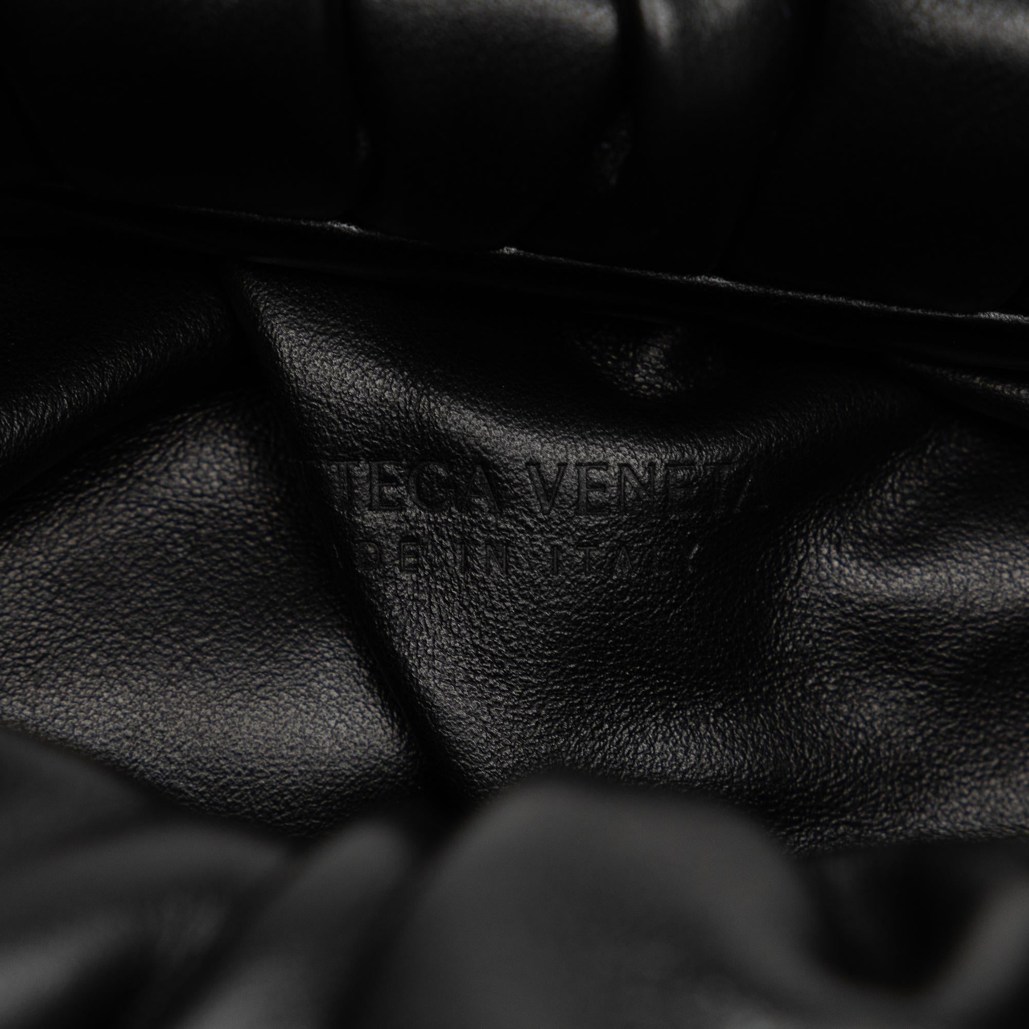 Bottega Veneta Medium The Shoulder Pouch (SHG-Ob0Yvz)