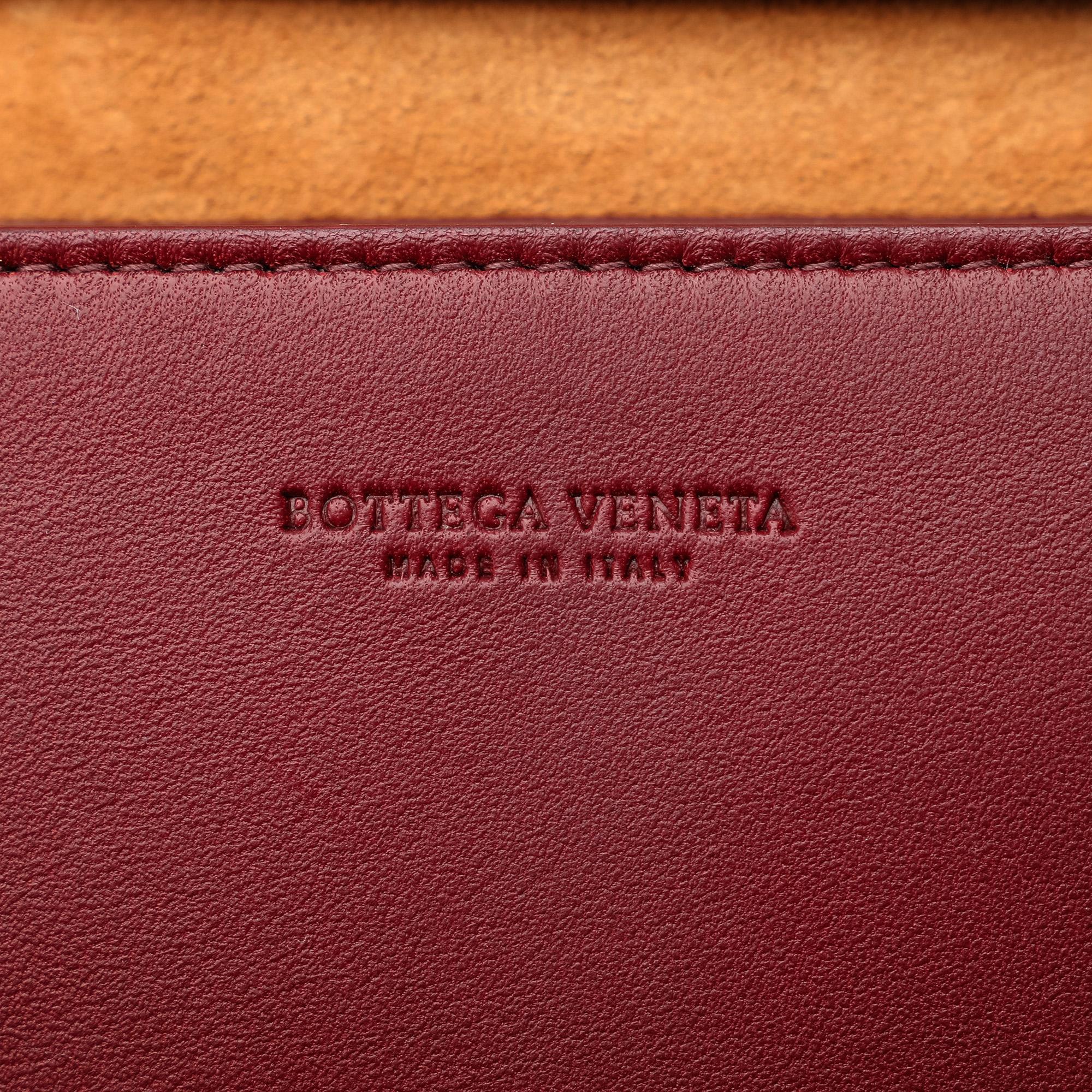 Bottega Veneta Nappa Intrecciato Cassette Crossbody (SHG-pRQQnZ)