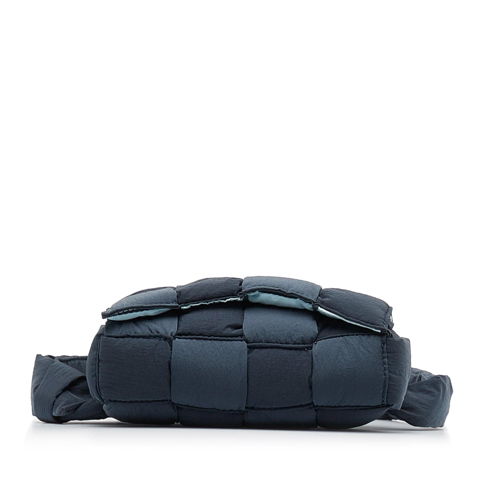 Bottega Veneta Padded Tech Cassette Crossbody (SHG-e9rzUL)