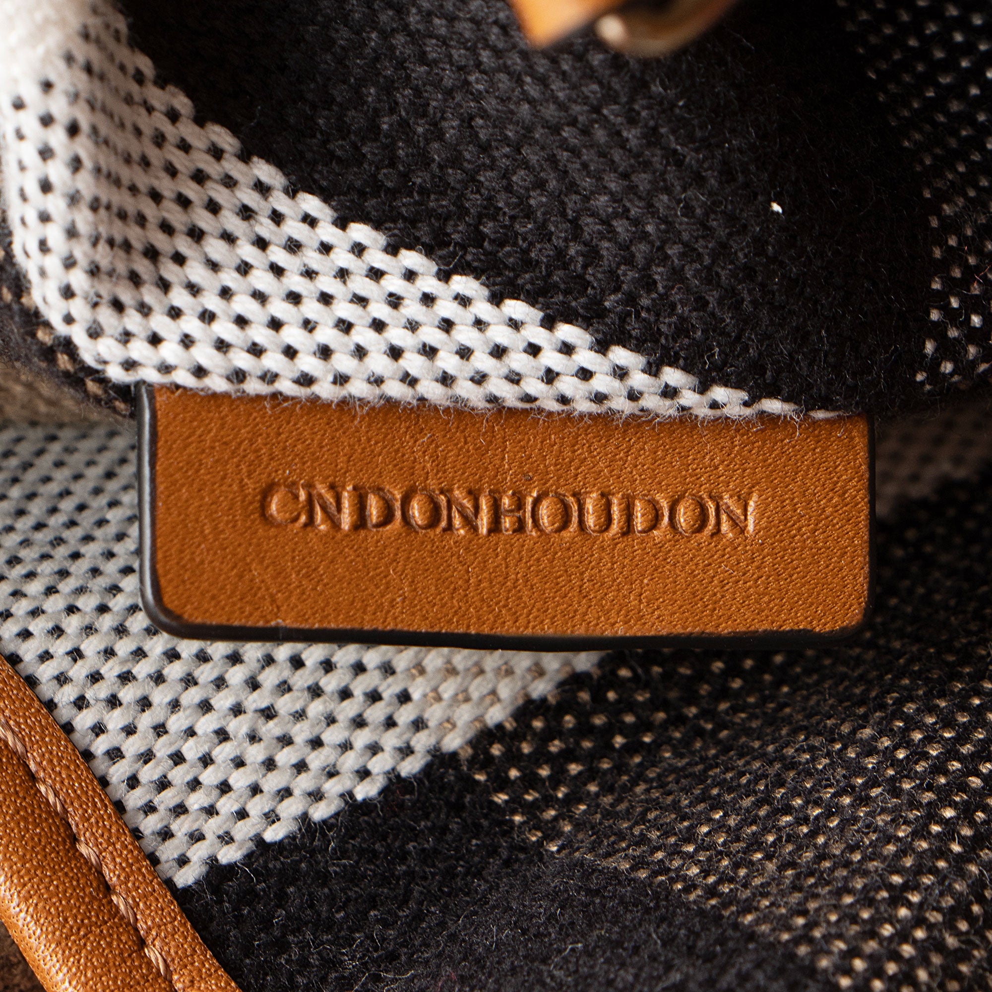 Burberry Calfskin House Check Maidstone Small Shoulder Bag (SHF-GIU47v)