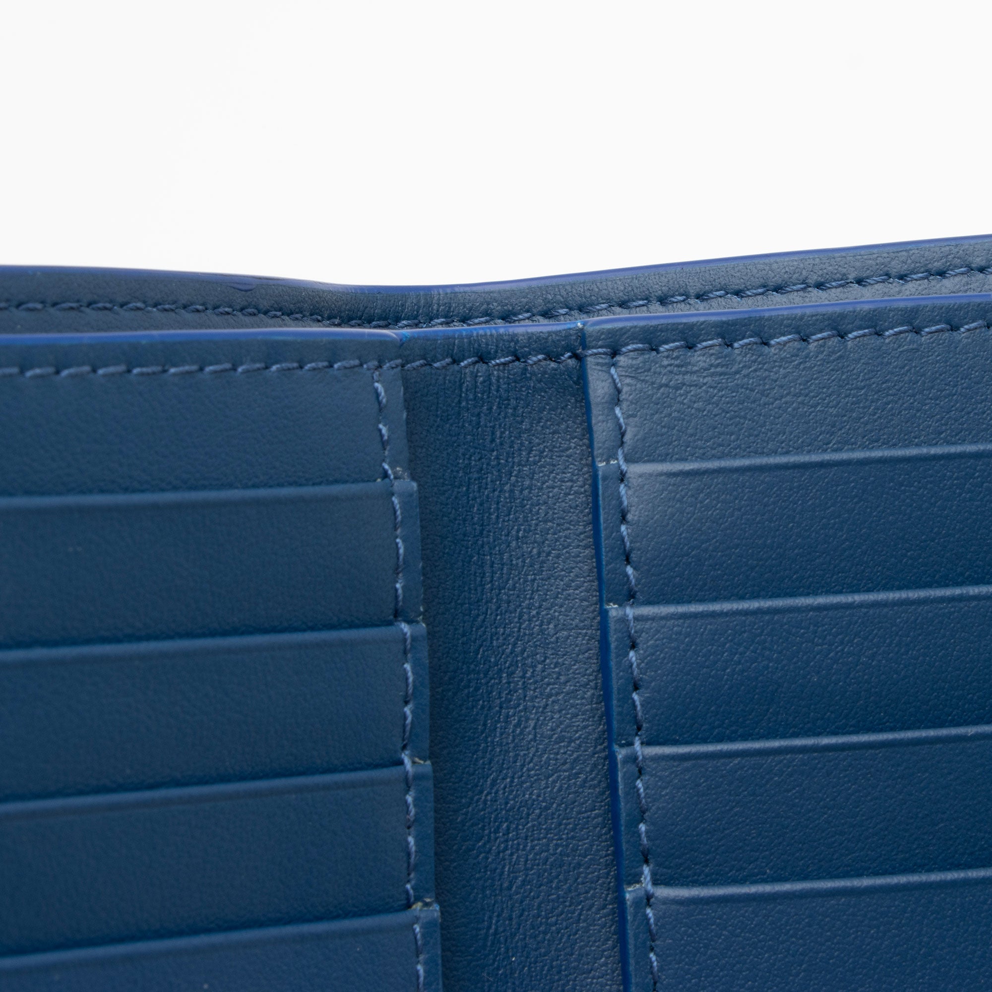 Burberry Grainy Calfskin Embossed Logo Bi-Fold Wallet (SHF-qaekqv)