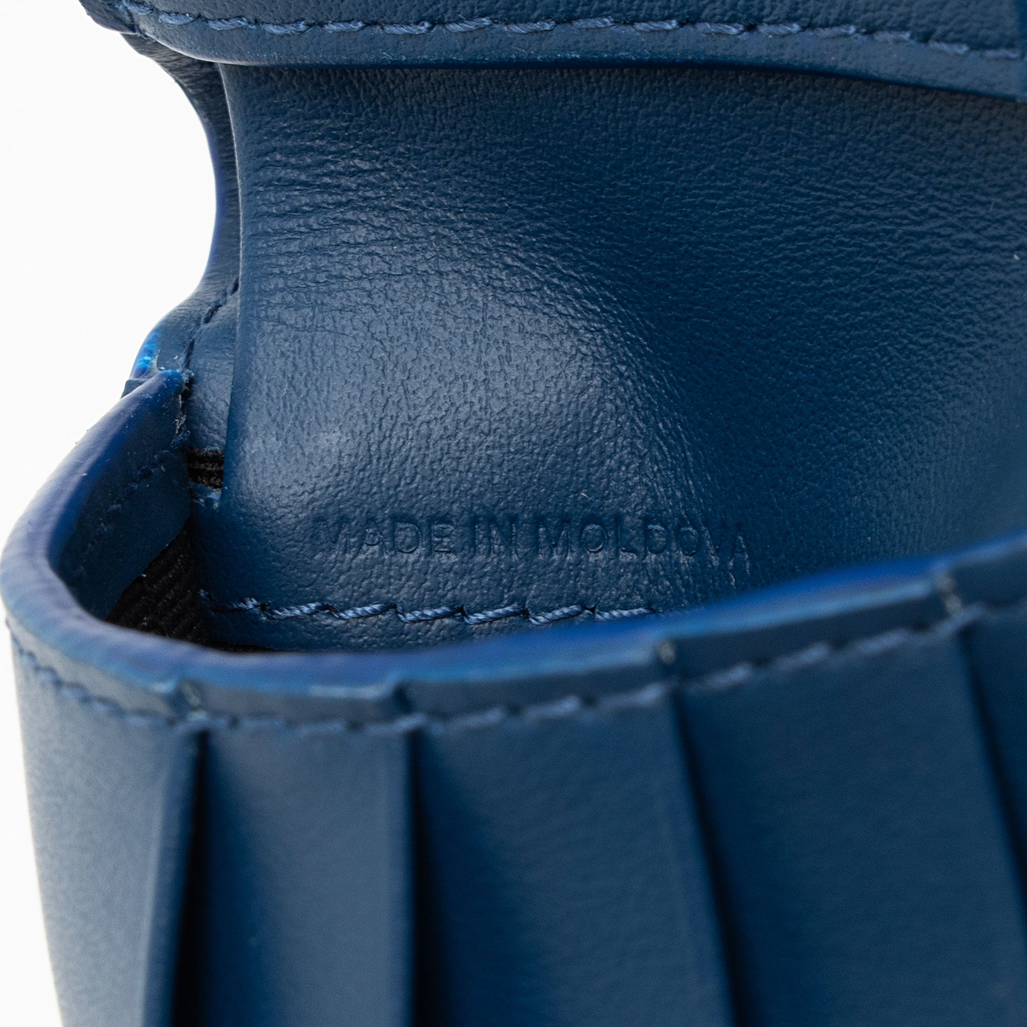 Burberry Grainy Calfskin Embossed Logo Bi-Fold Wallet (SHF-qaekqv)