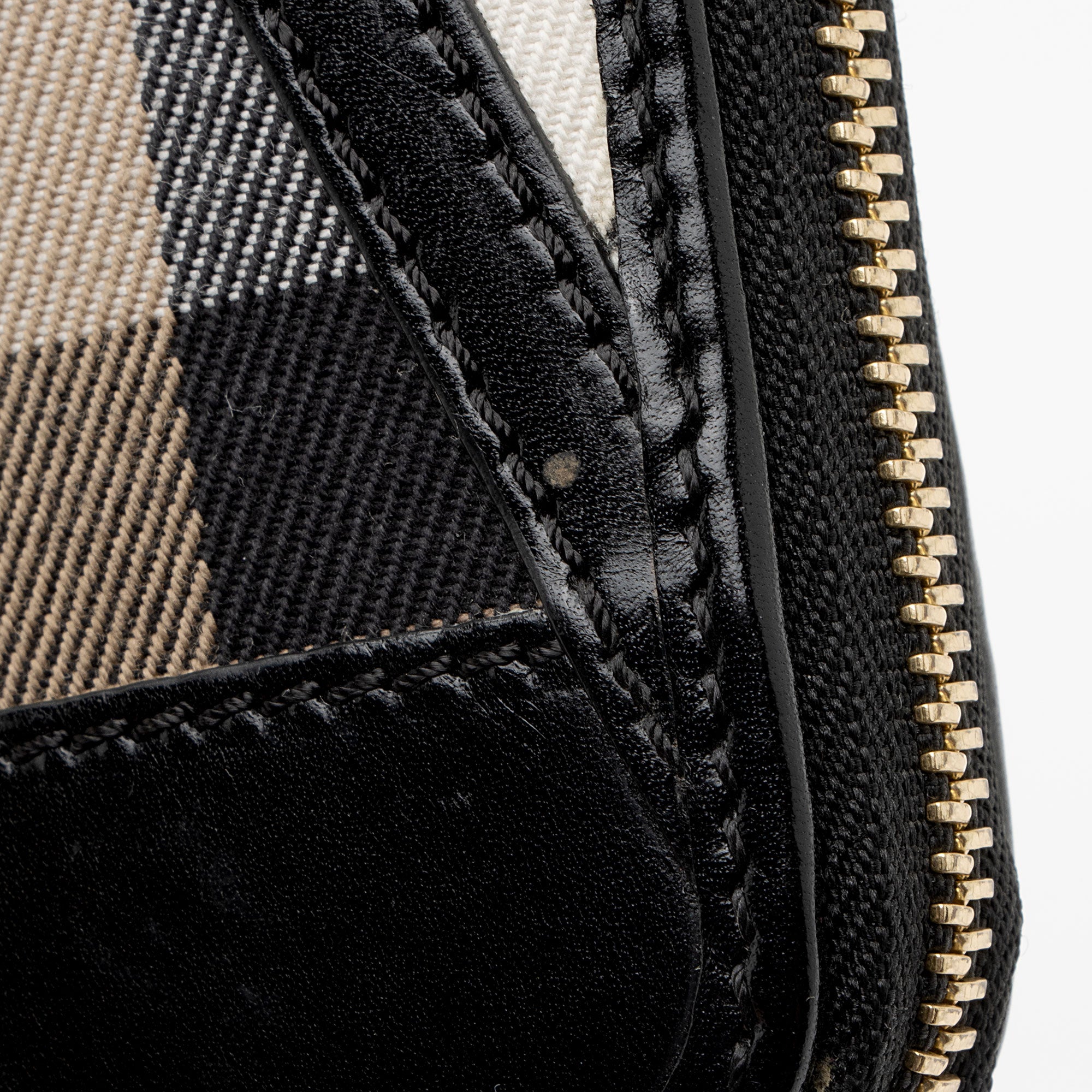 Burberry House Check Bridle Ziggy Zip Around Wallet (SHF-HNJnMY)