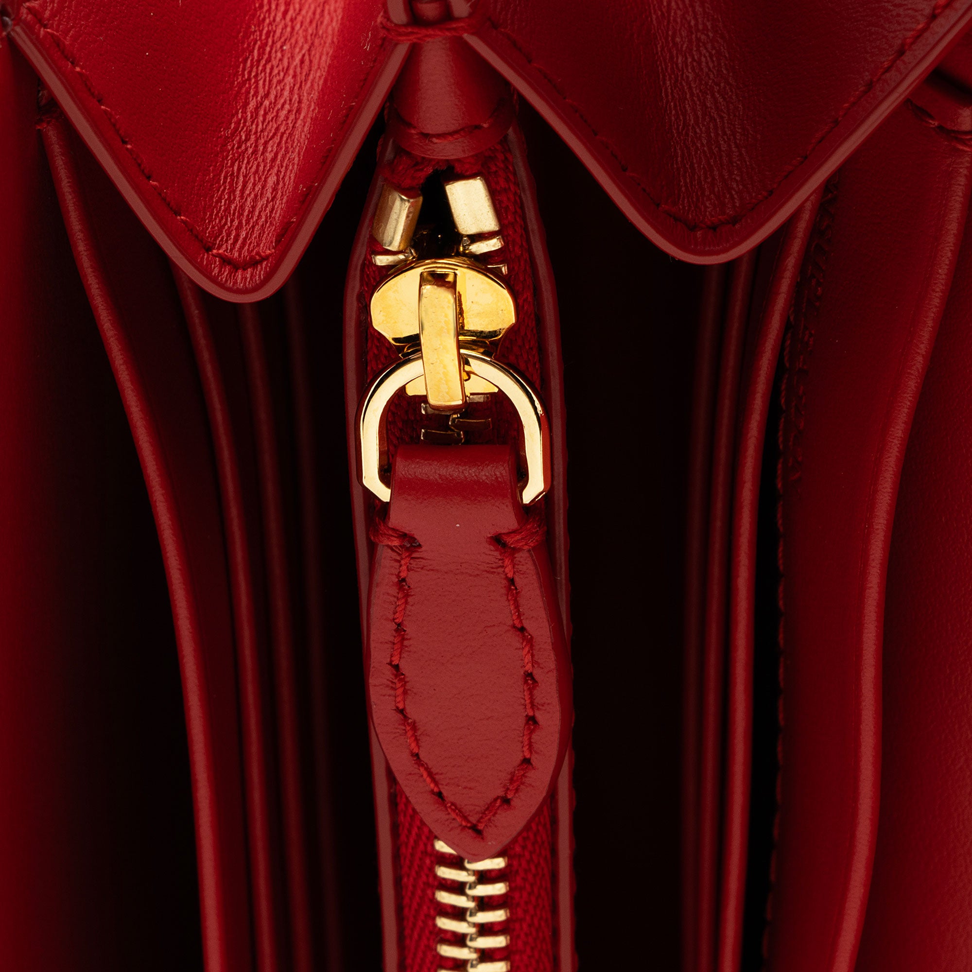 Burberry House Check Leather Hannah Wallet on Strap (SHF-eQV5N5)