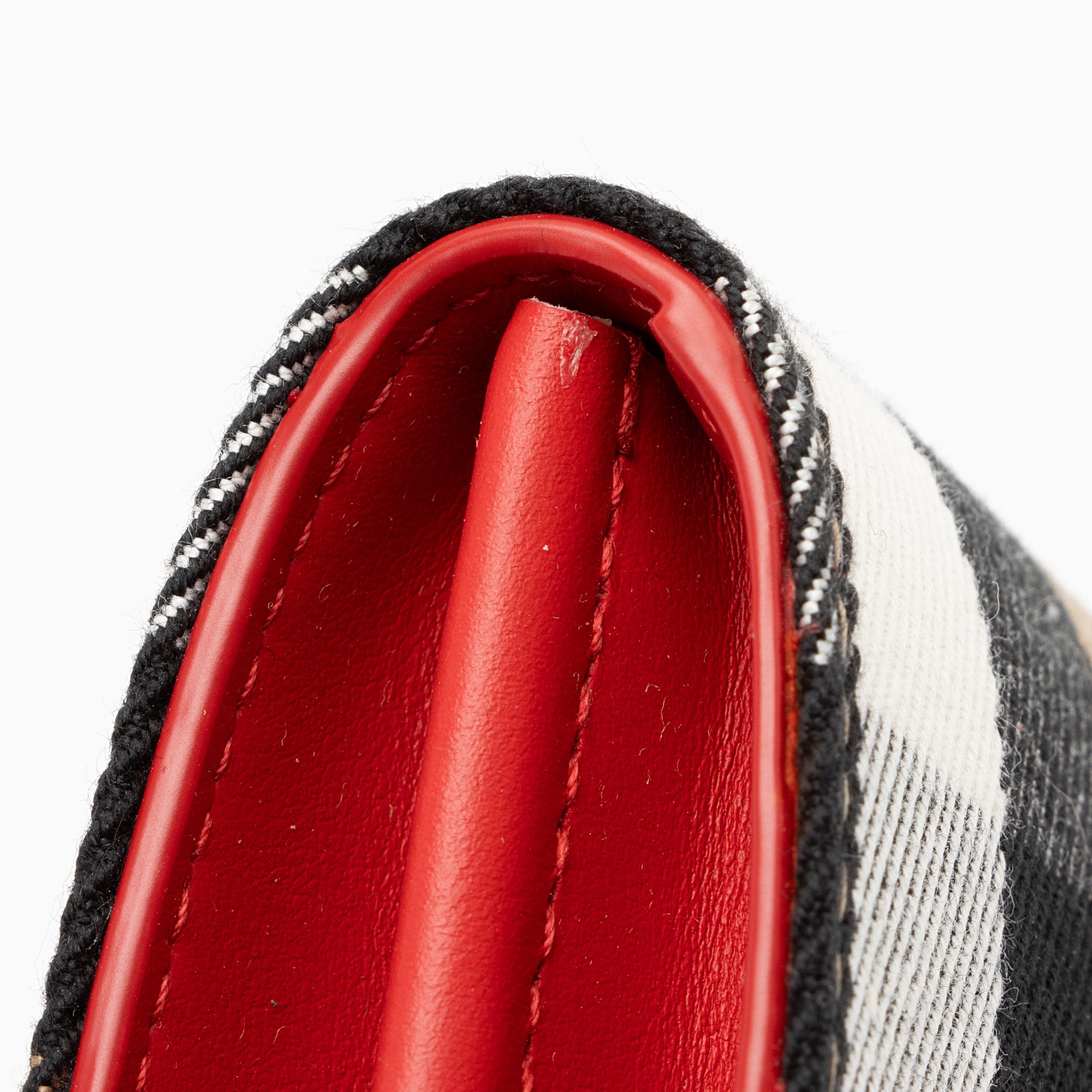 Burberry House Check Leather Hannah Wallet on Strap (SHF-eQV5N5)