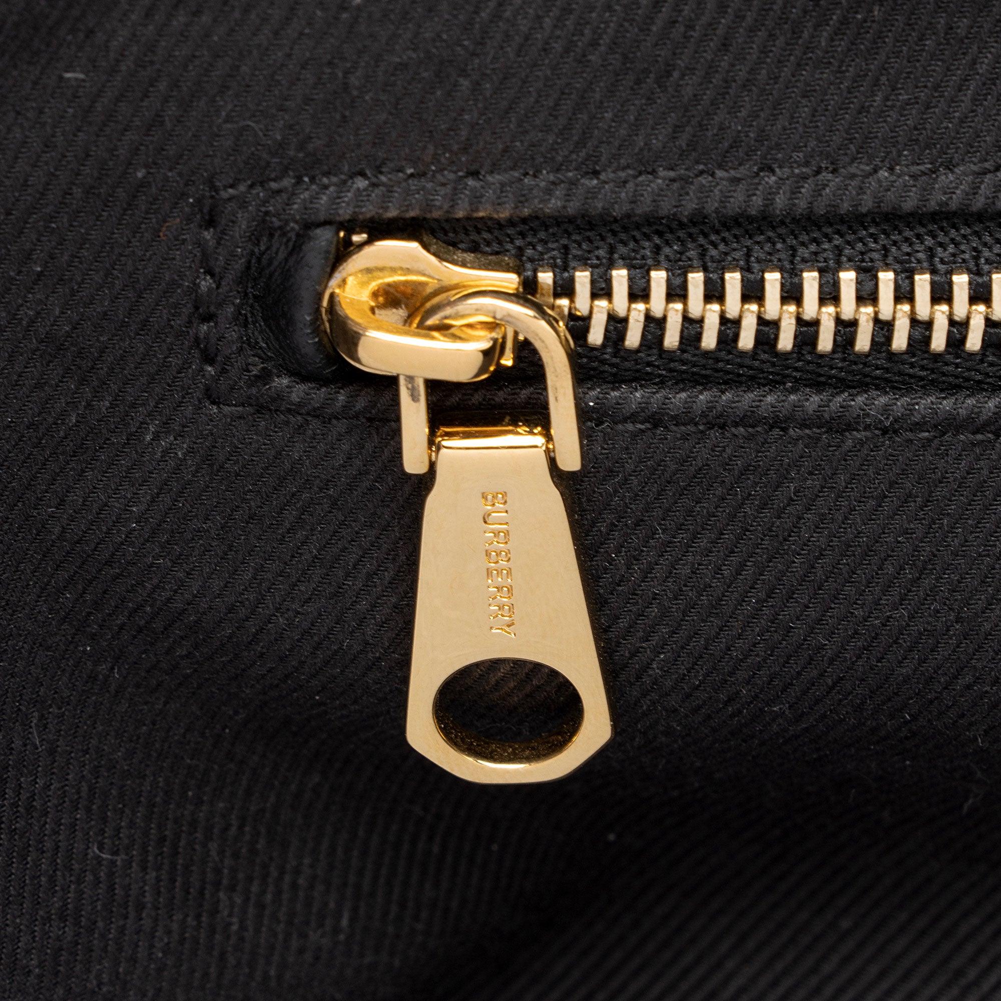 Burberry Quilted Leather TB Lola Chain Medium Shoulder Bag (SHF-JM6QGj)