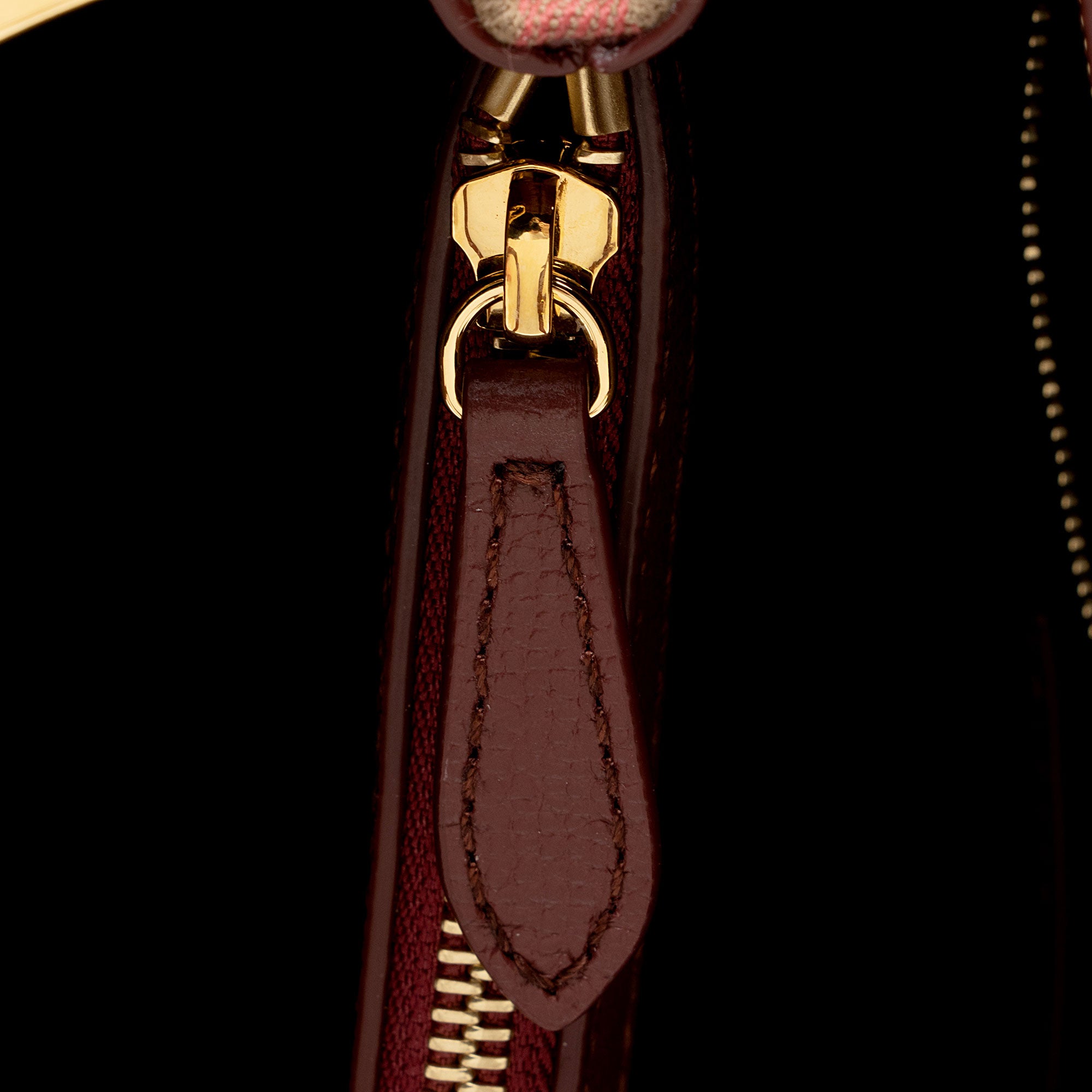 Burberry Vintage Check Leather Banner Medium Tote (SHF-DwlsdU)