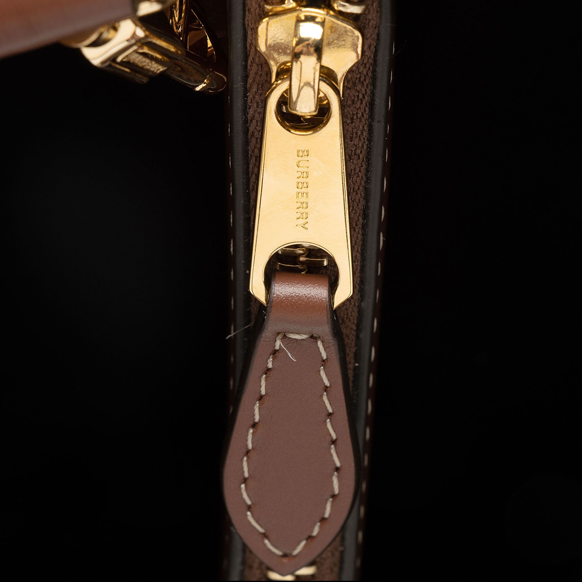 Burberry Vintage Check Title Mini Tote (SHF-qS6HD3)