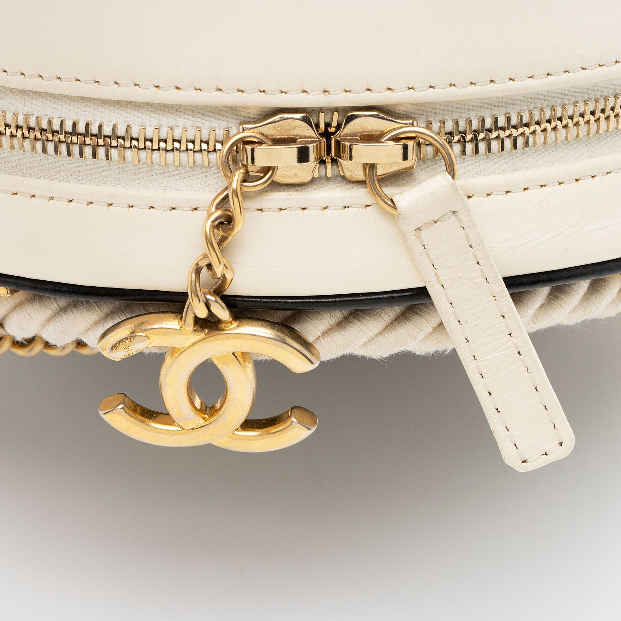 Chanel Crumpled Calfskin En Vogue Round Shoulder Bag