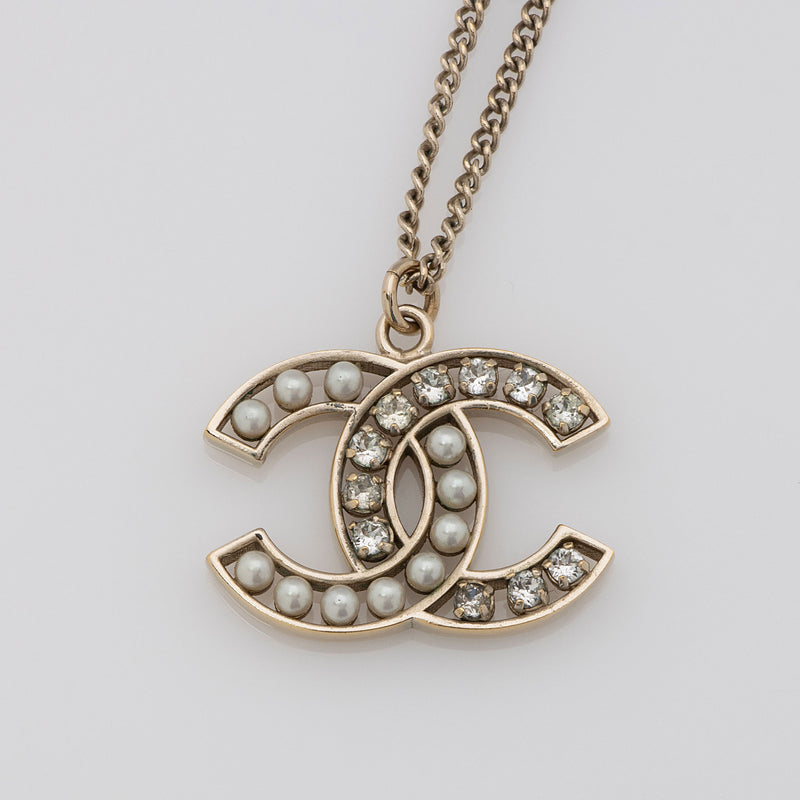Chanel Crystal Pearl CC Necklace (SHF-RxHf2H)