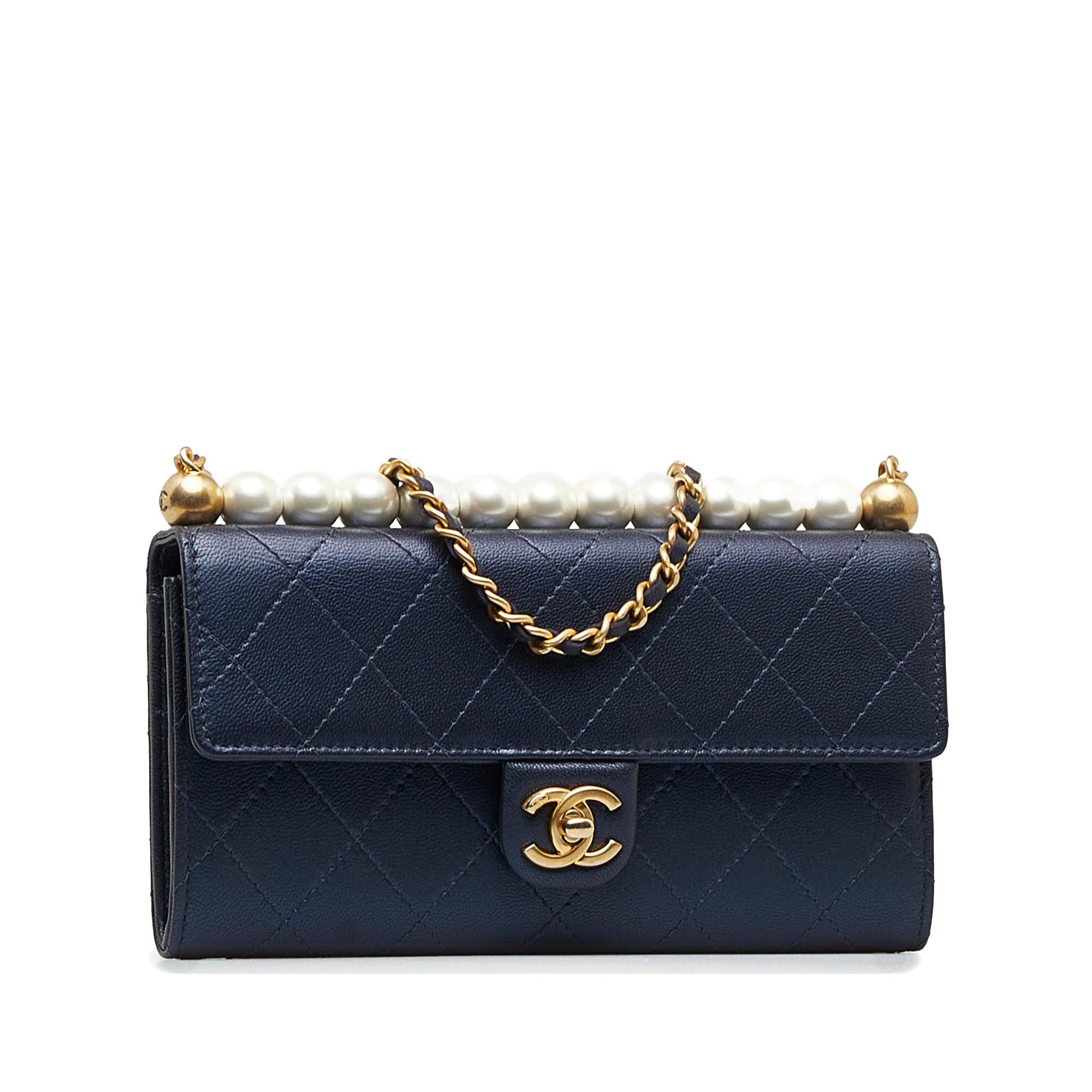 Chanel Goatskin Chic Pearls Clutch With Chain (SHG-6JqQUh)