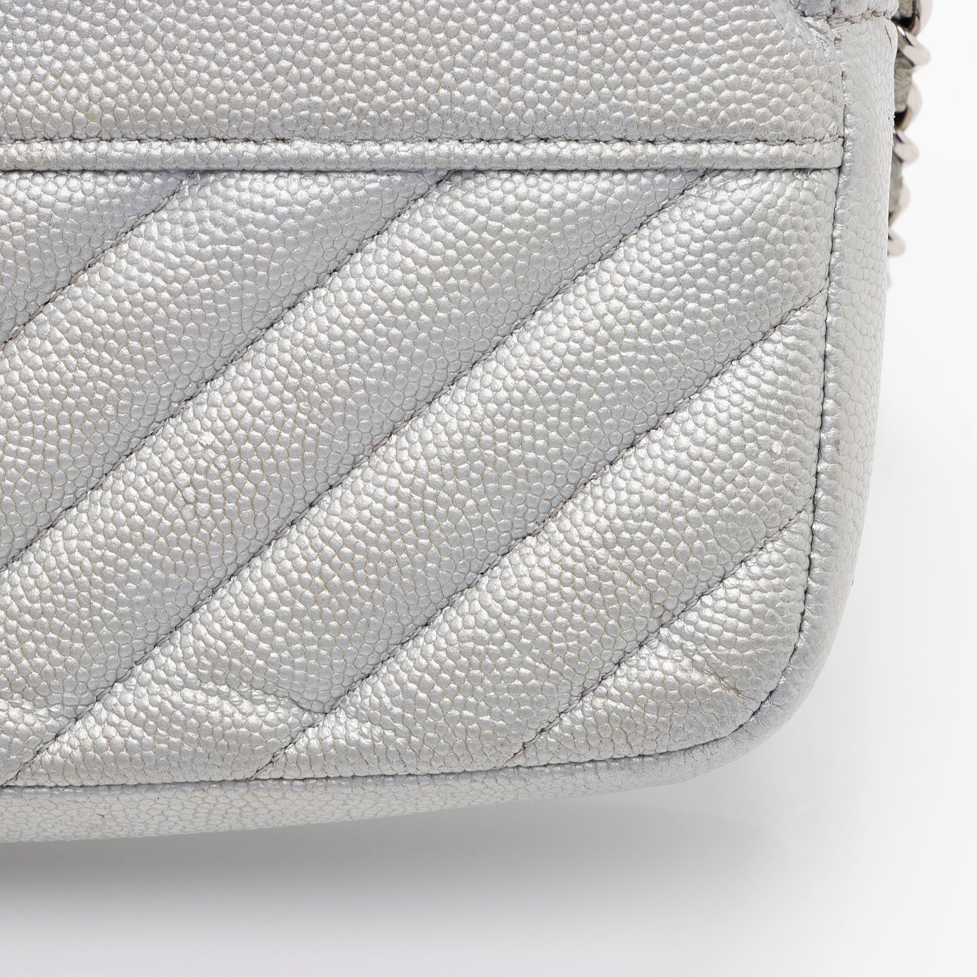 Chanel Iridescent Caviar Leather Vintage Mademoiselle Clutch with Chain (SHF-fdlQlw)