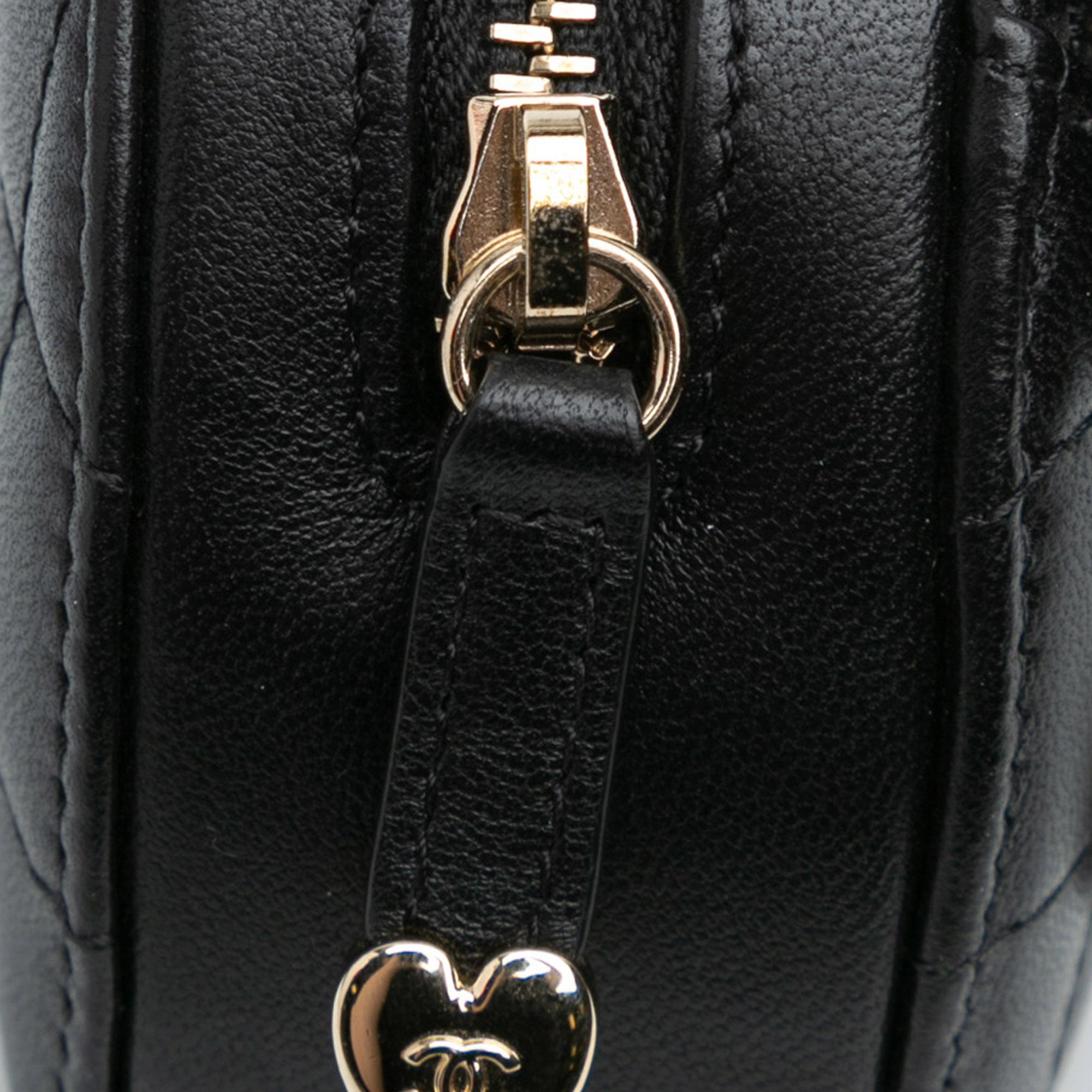 Chanel Lambskin CC in Love Heart Necklace Bag (SHG-rraSBR)