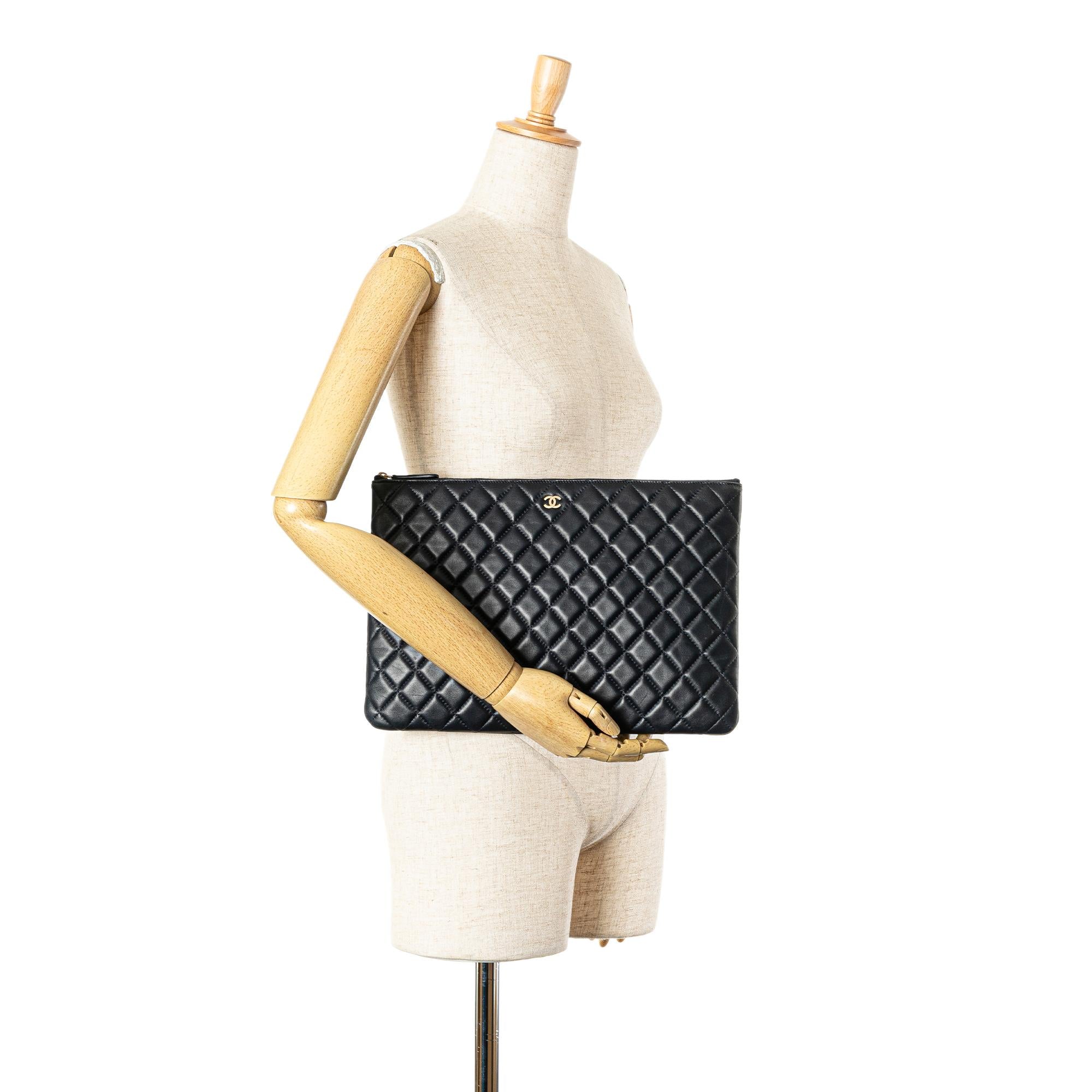 Chanel Large Quilted Lambskin O Case Clutch (SHG-rJ6oqG)