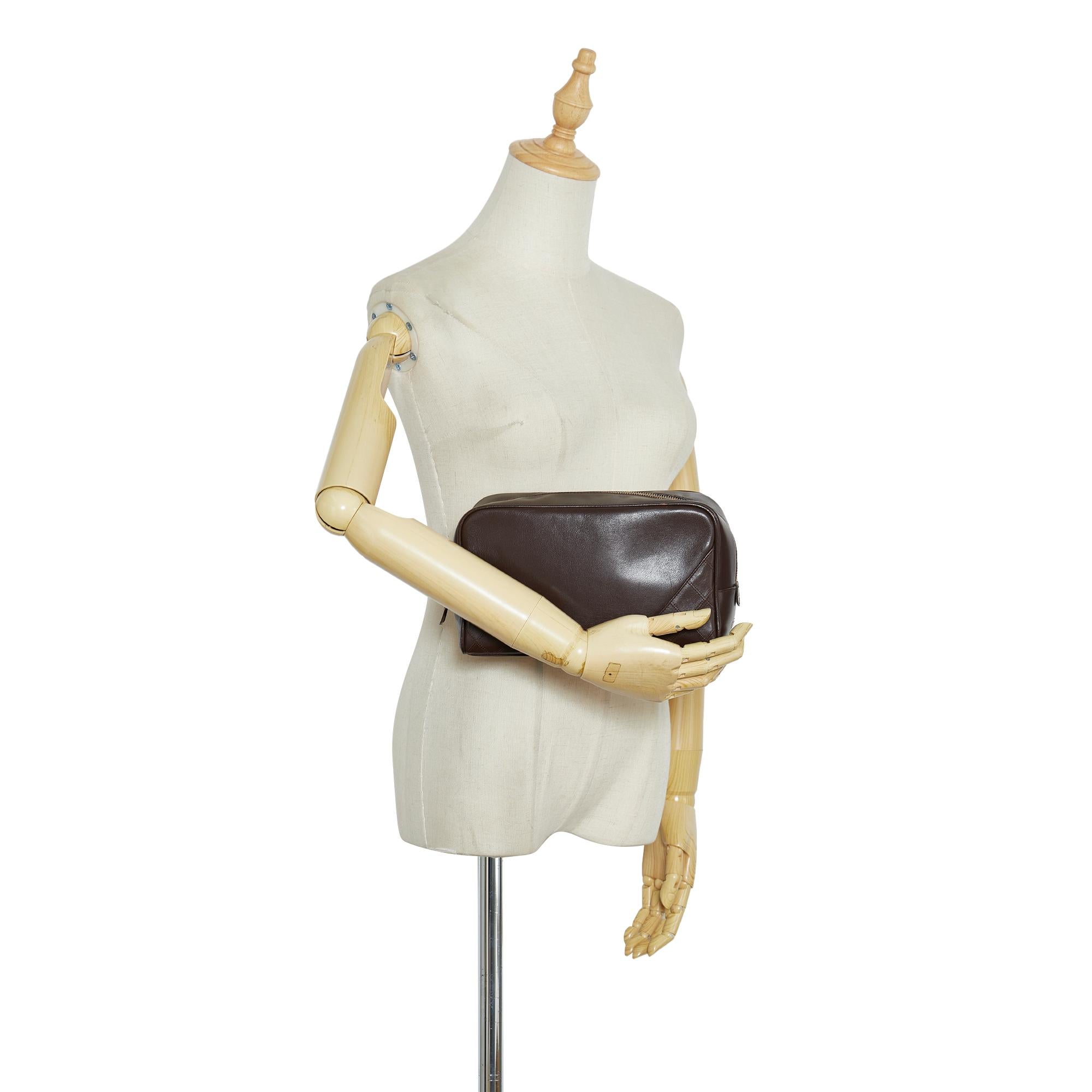 Chanel Leather Pouch (SHG-pa4YMp)