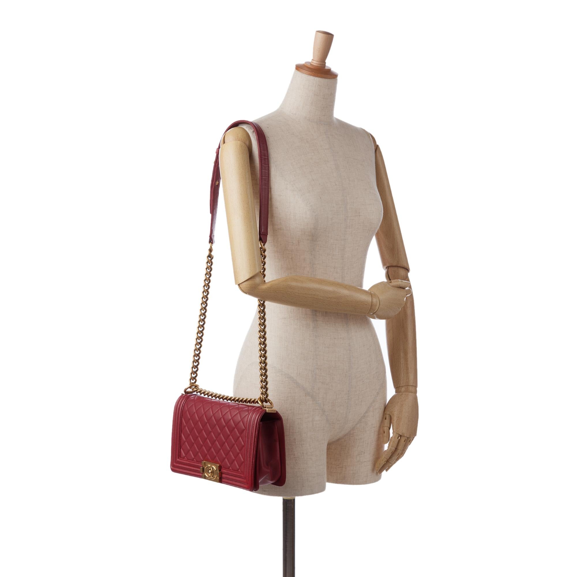 Chanel Medium Lambskin Boy Flap Bag (SHG-8UJu8C)