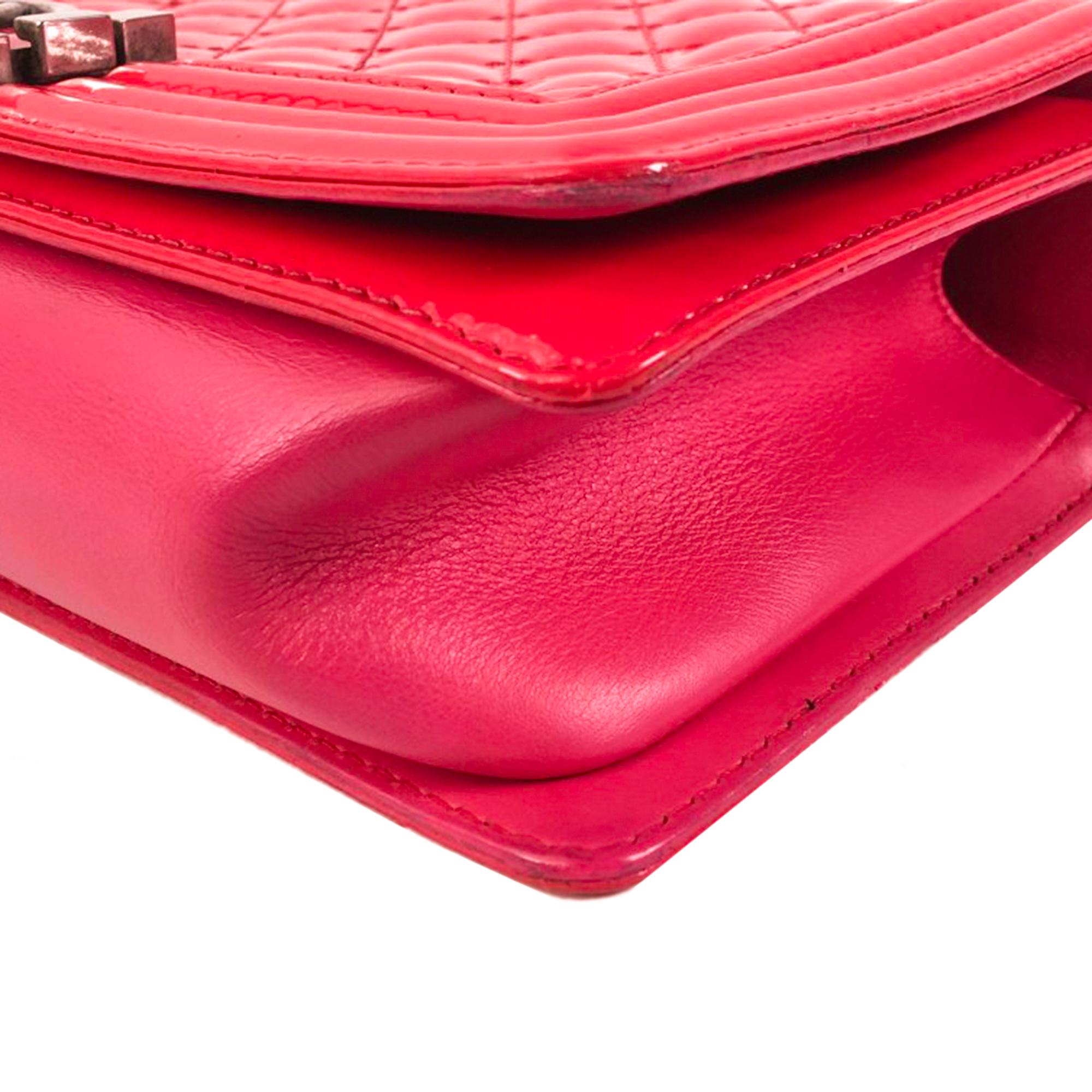 Chanel Medium Patent Boy Flap (SHG-Q9F2oG)