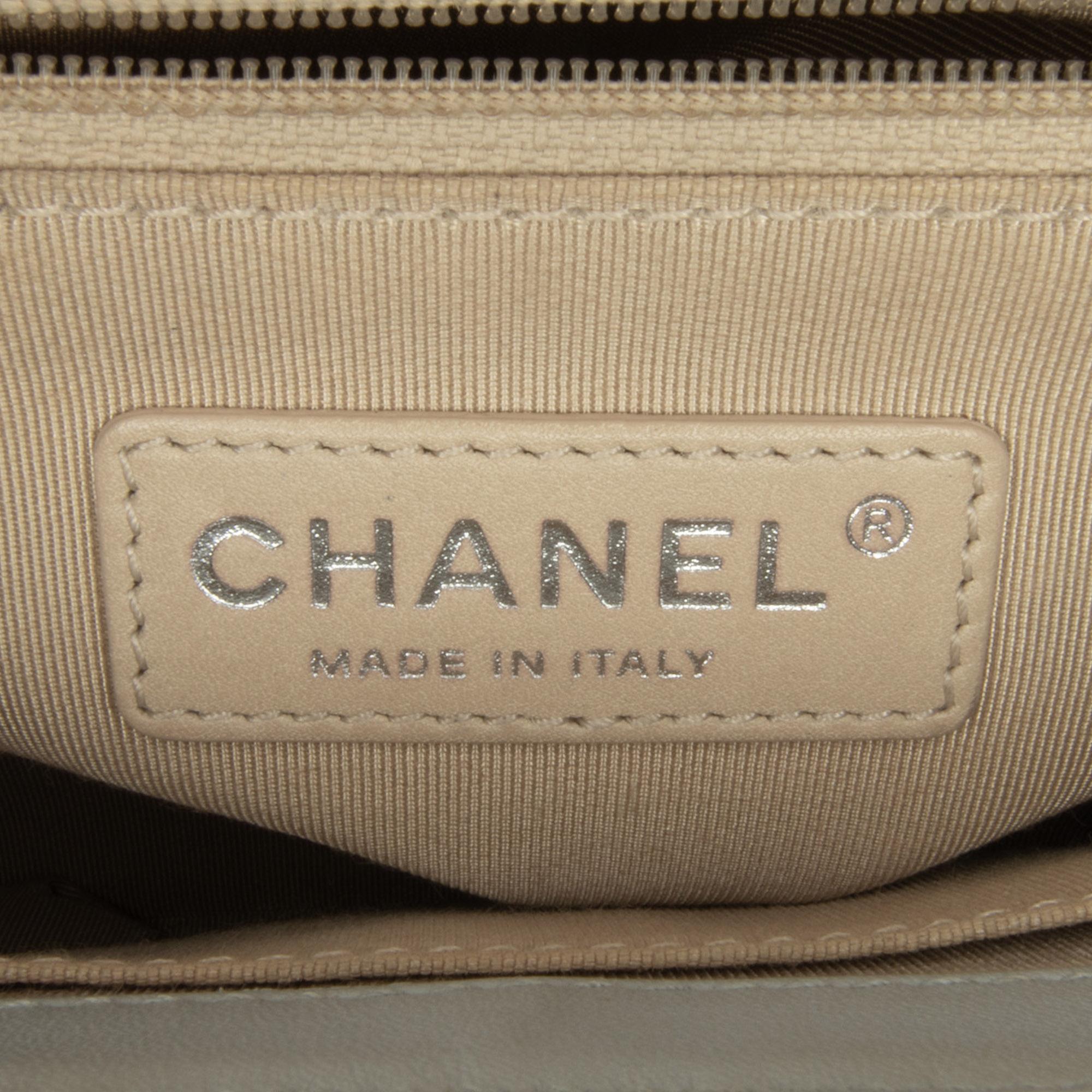 Chanel Medium Patent Boy Flap (SHG-xNr2HC)