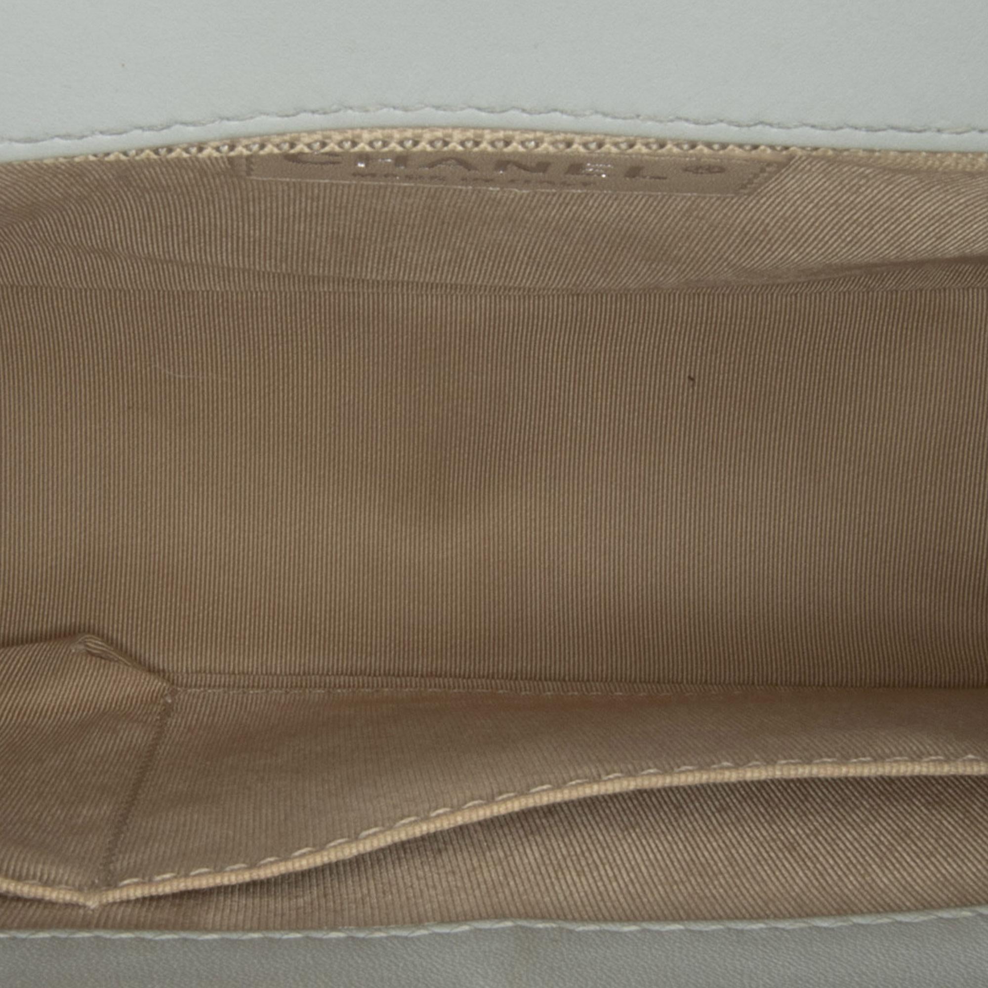 Chanel Medium Patent Boy Flap (SHG-xNr2HC)