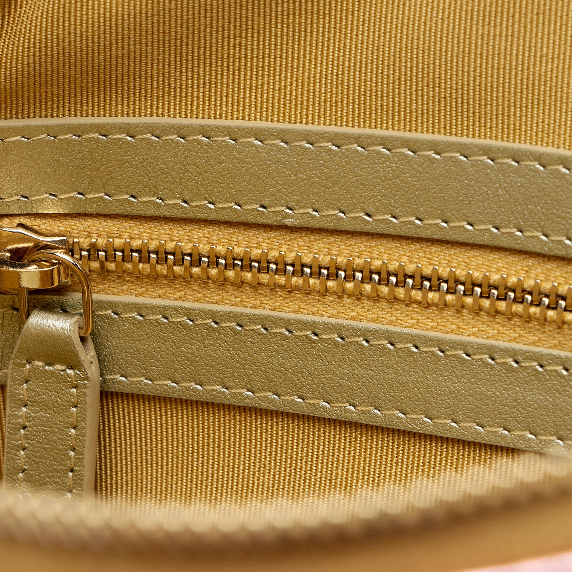 Chanel Metallic Calfskin Rainbow Reissue Pouch (SHF-Iy12ka)