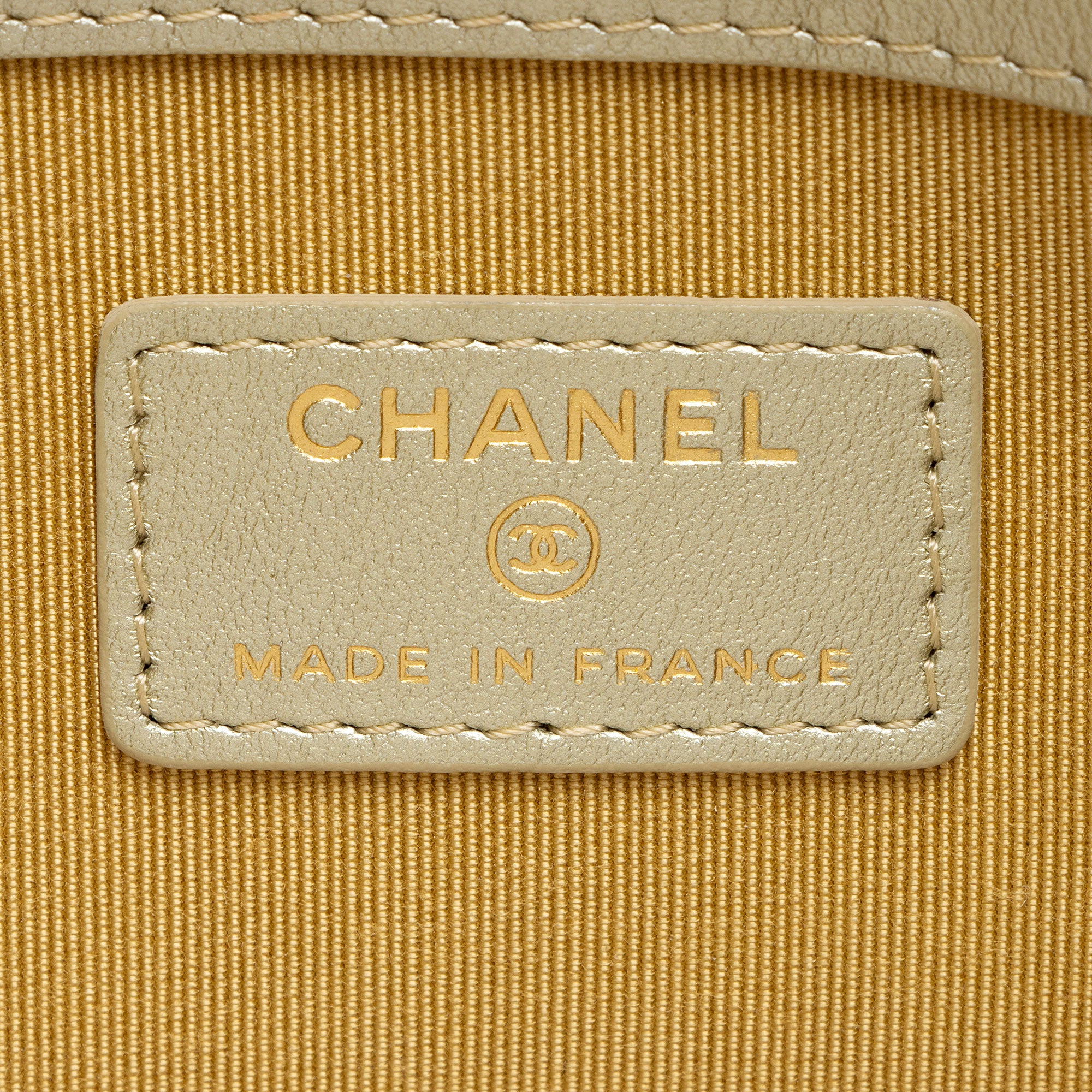 Chanel Metallic Calfskin Rainbow Reissue Pouch (SHF-Iy12ka)