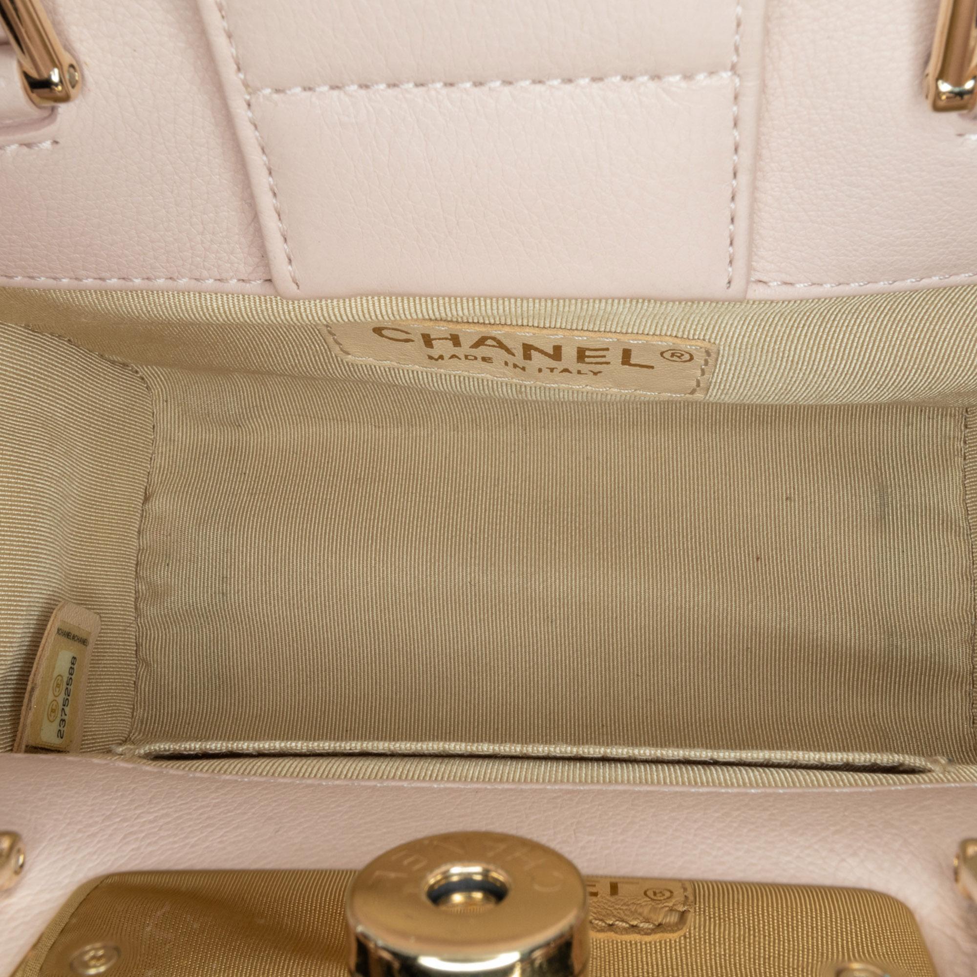 Chanel Mini Calfskin Label Click Shopping Tote (SHG-2qUZVI)