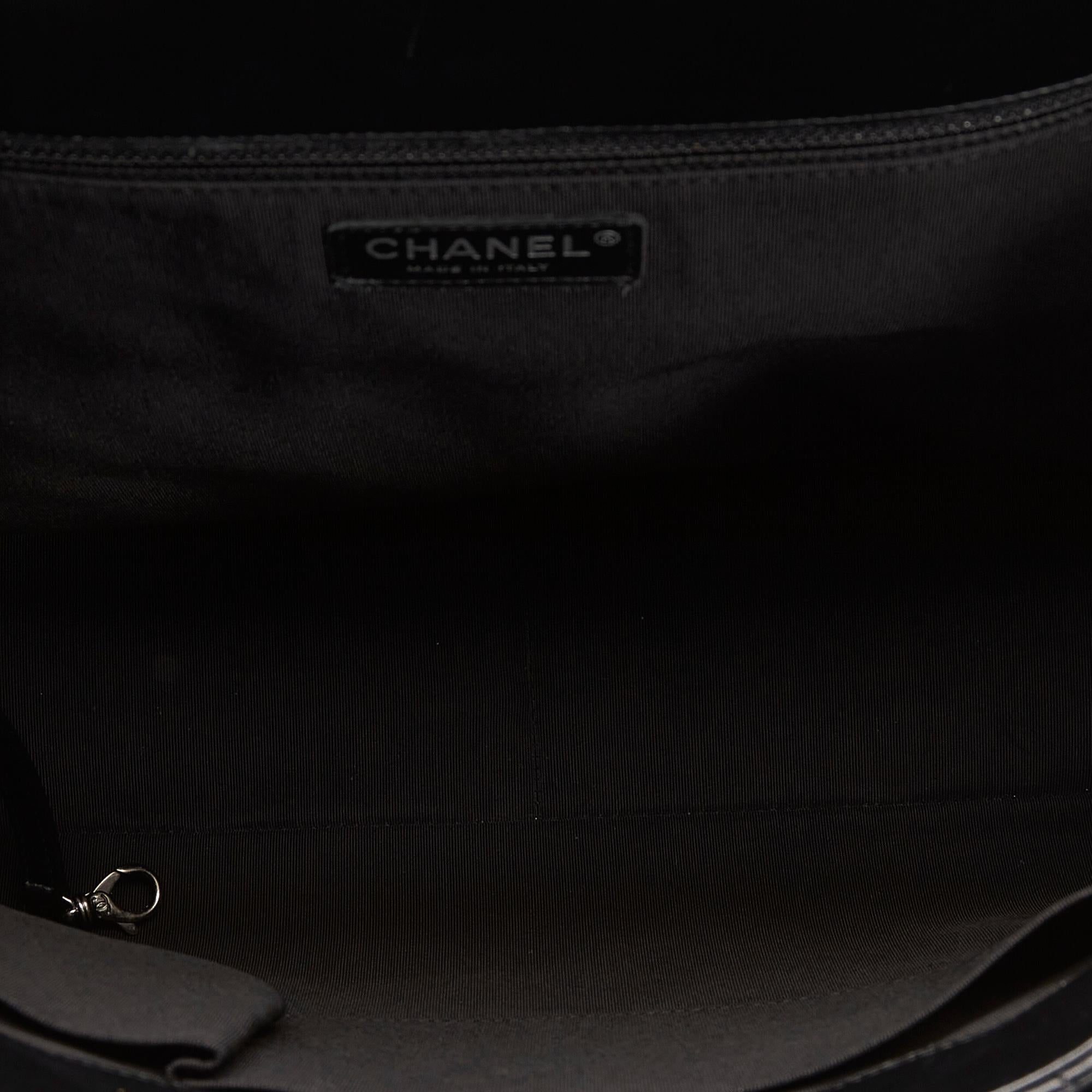 Chanel Paris-Edinburgh Flap Shoulder Bag (SHG-vjs7uw)