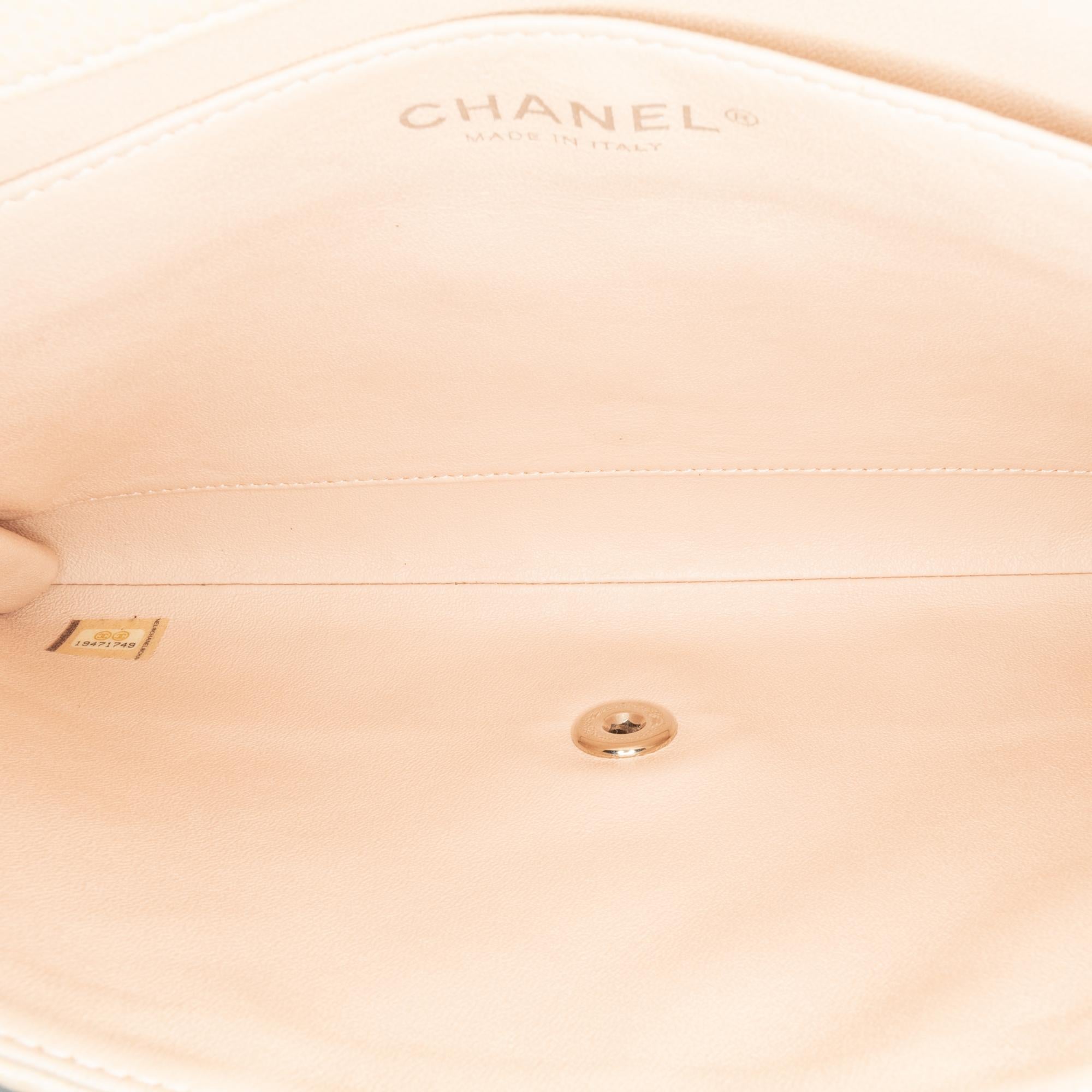 Chanel Quilted Caviar Flap Clutch with Chain (SHG-7v4fjq)