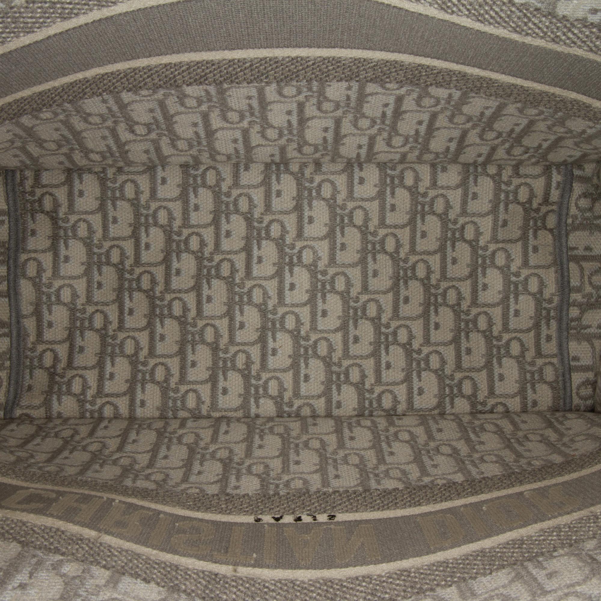 Dior Medium Oblique Book Tote (SHG-xR40My)