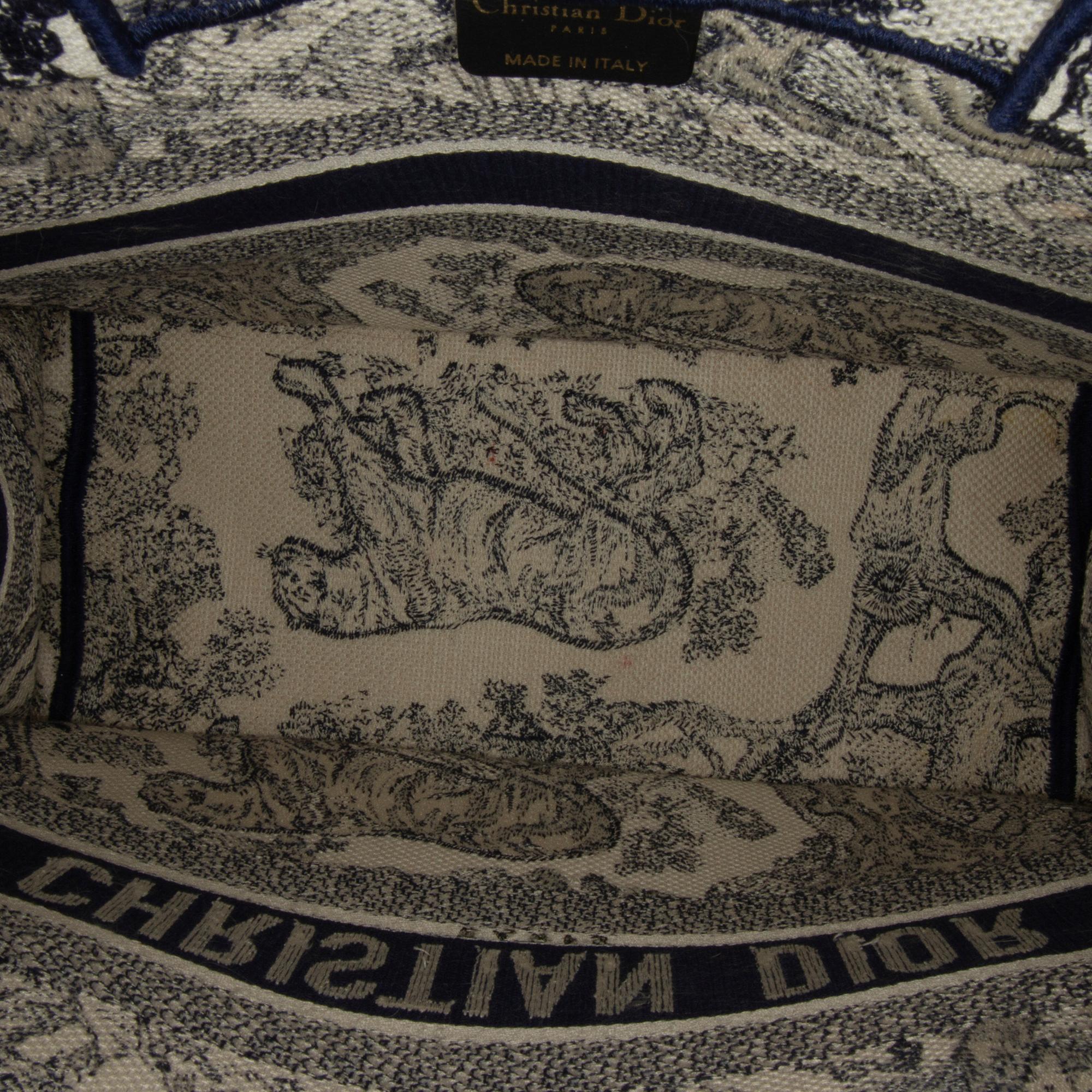 Dior Medium Toile de Jouy Book Tote (SHG-gY64Wb)