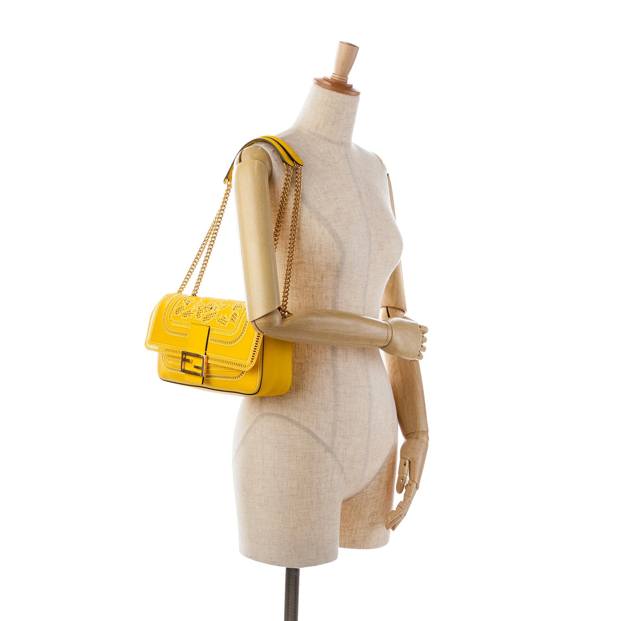 Fendi Embroidered Lace Chain Baguette (SHG-4HTojz)