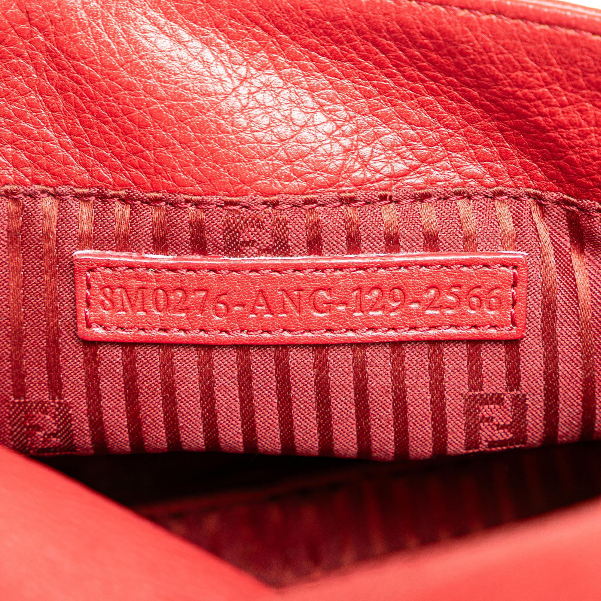 Fendi Leather Fendista Pochette Crossbody (SHG-UEo4ph)