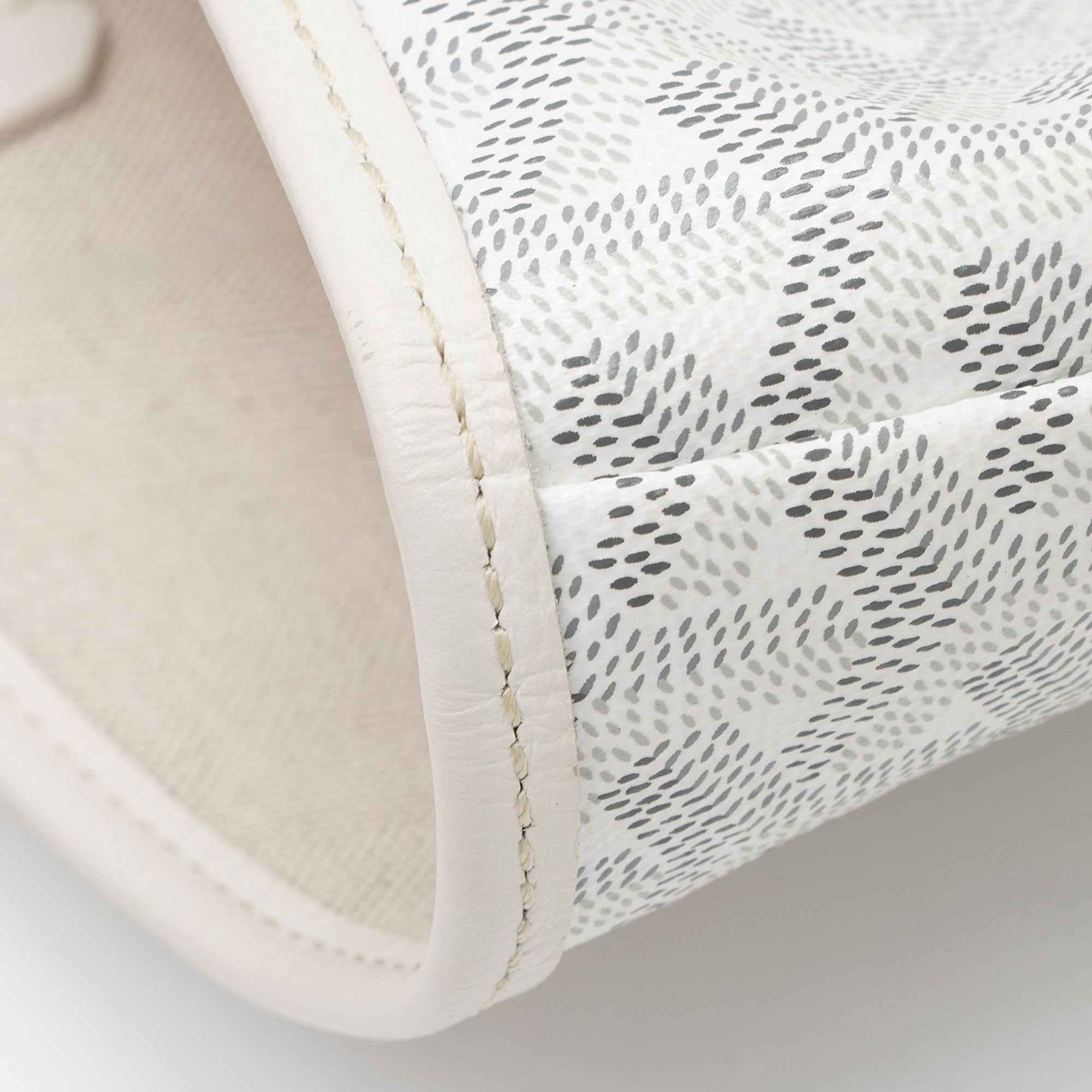 Goyard Goyardine Canvas St. Louis PM Tote (SHF-jQNG0d)