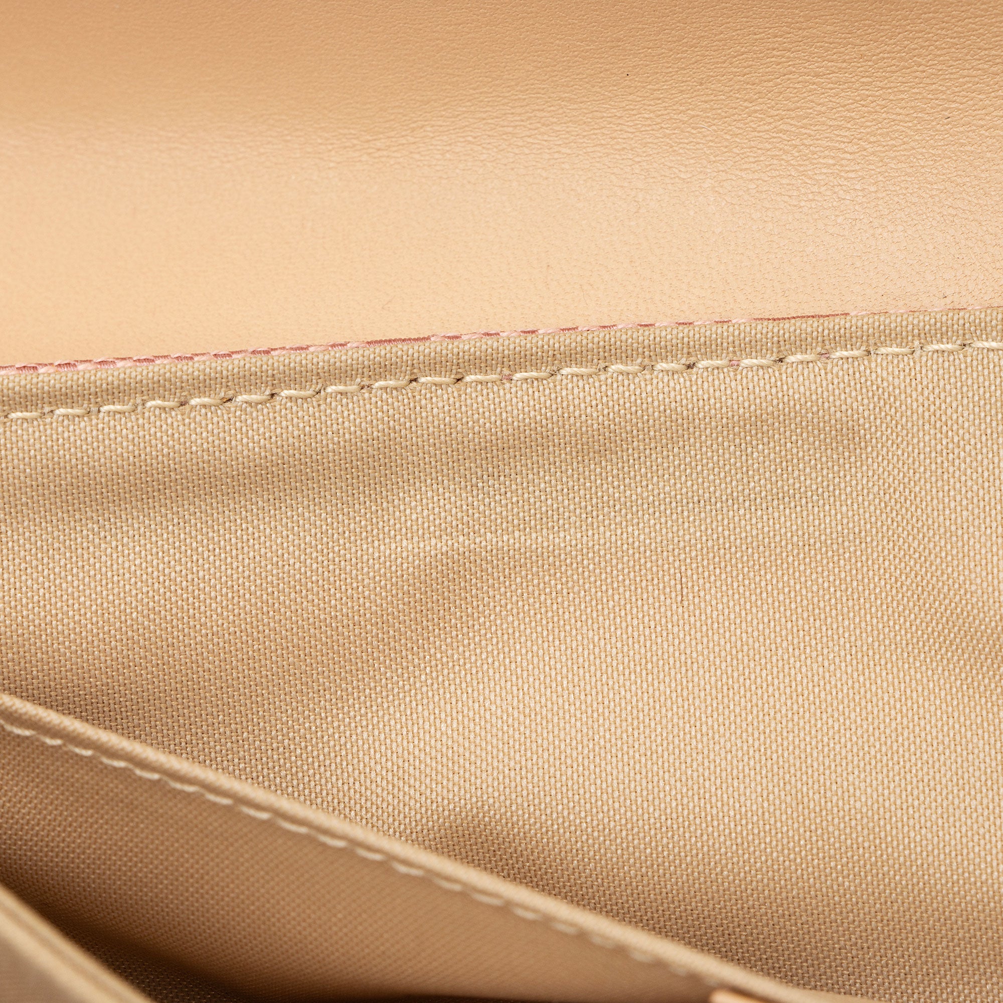 Gucci GG Canvas Charm Pochette Flap Bag (SHF-SXf0FO)