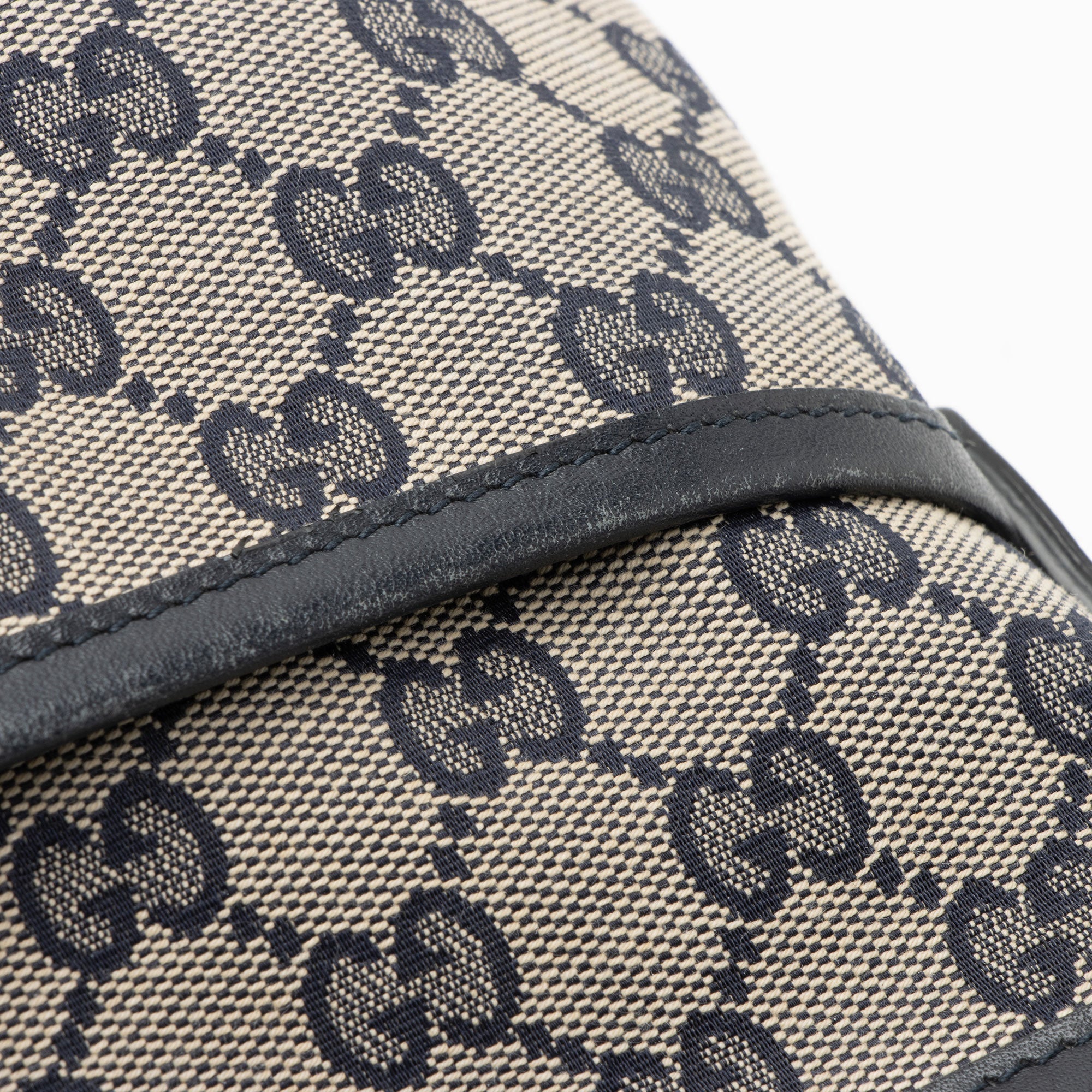Gucci GG Canvas Classic Web Messenger
