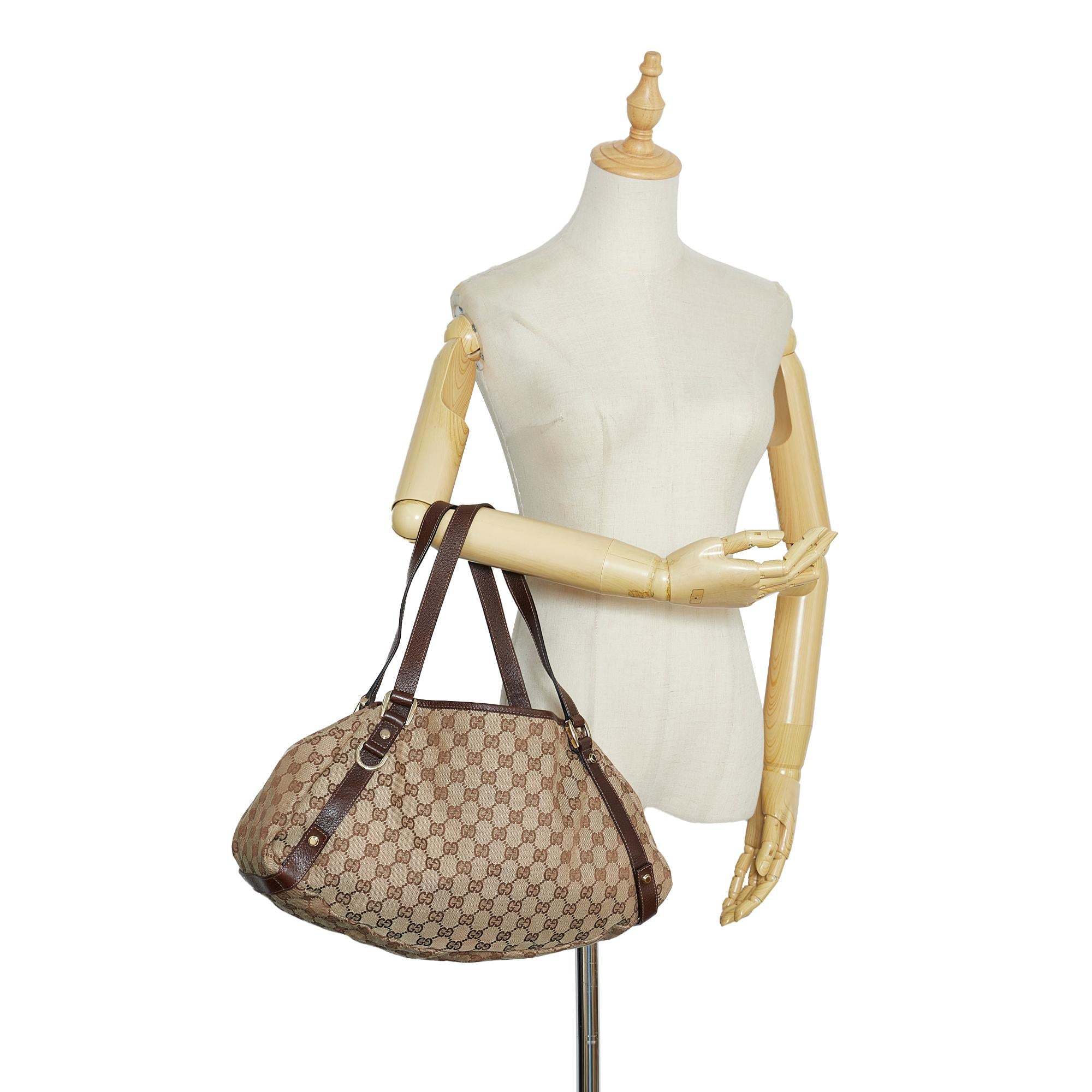 Gucci GG Canvas Pelham Shoulder Bag (SHG-ZEcu1Y)