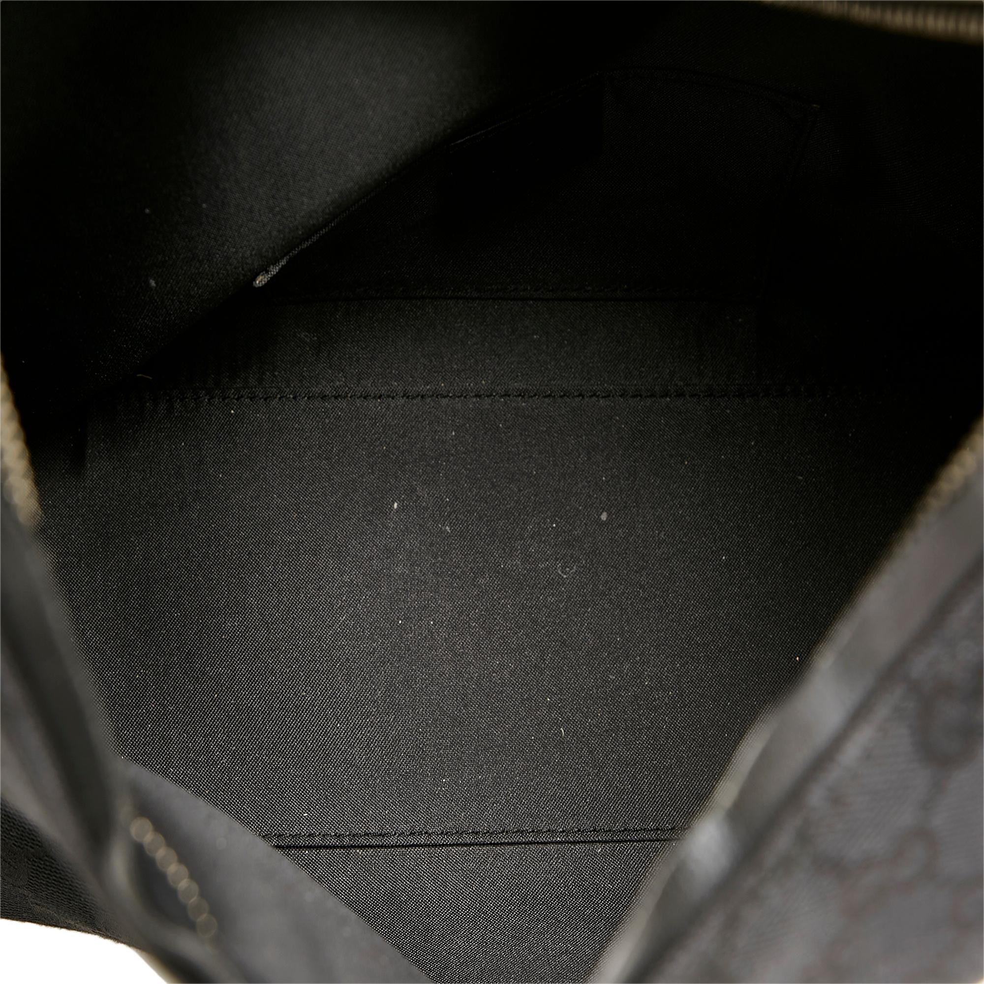 Gucci GG Canvas Shoulder Bag (SHG-LLyqpA)