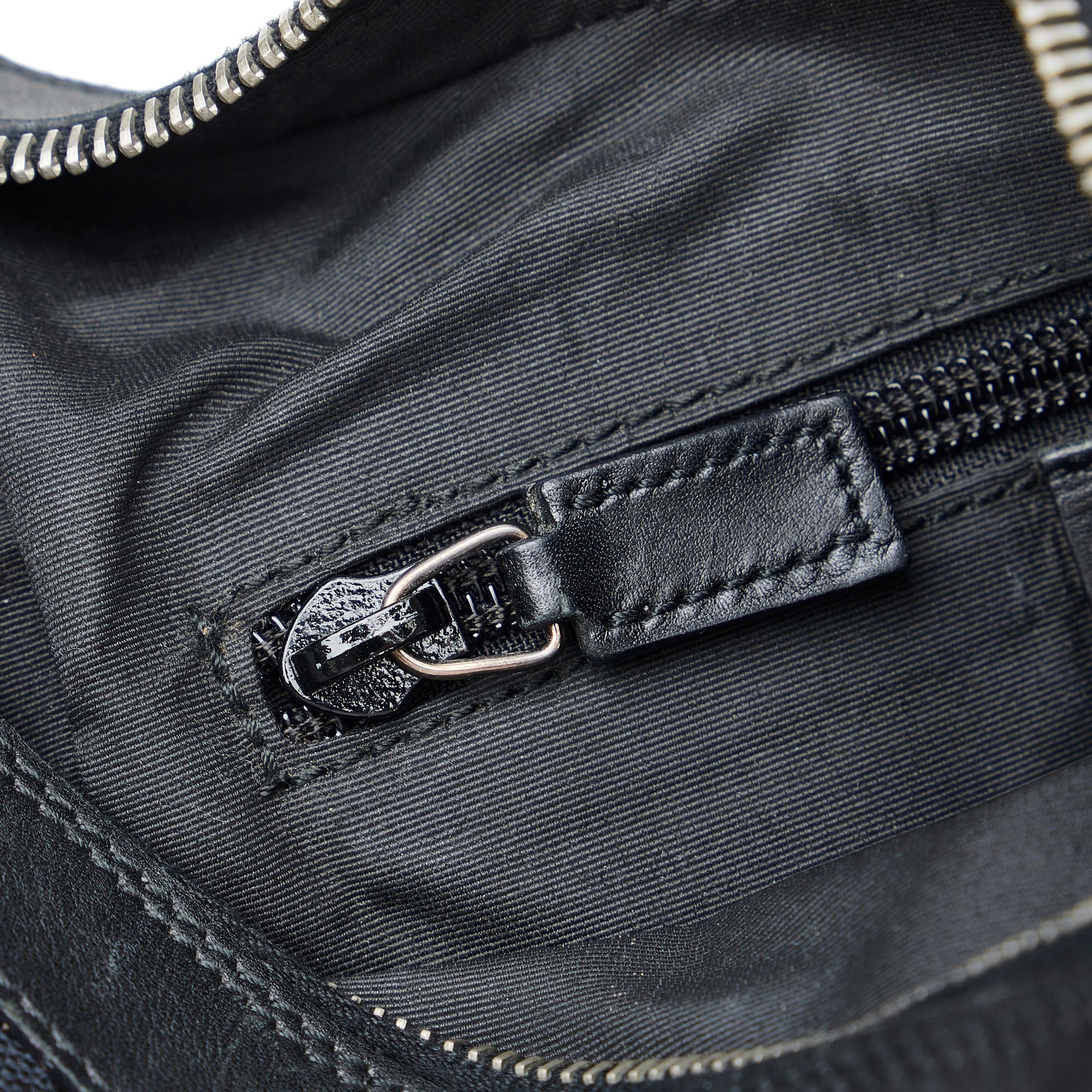 Gucci GG Canvas Shoulder Bag (SHG-gIZABz)