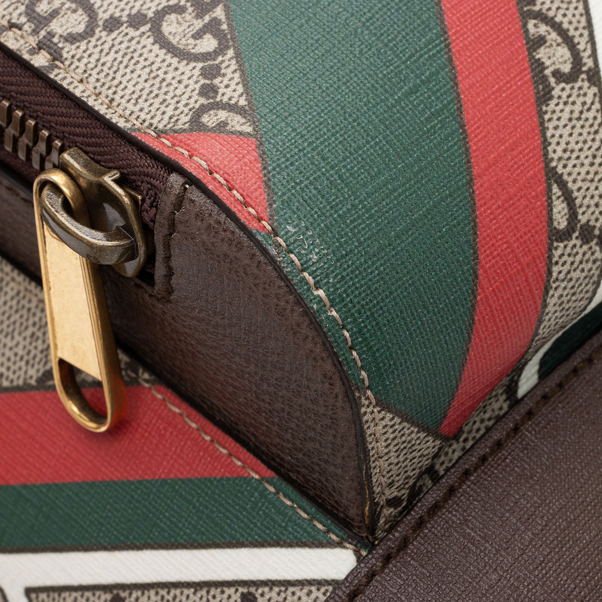 Gucci GG Supreme Chevron Medium Day Backpack (SHF-NG4dLJ)