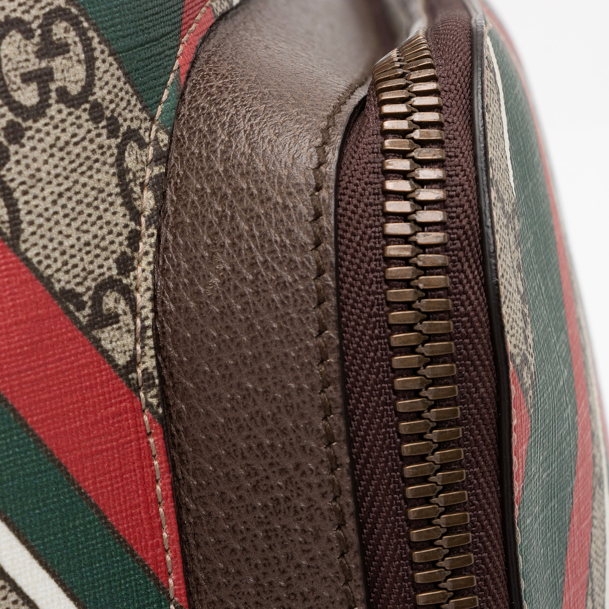 Gucci GG Supreme Chevron Medium Day Backpack (SHF-NG4dLJ)